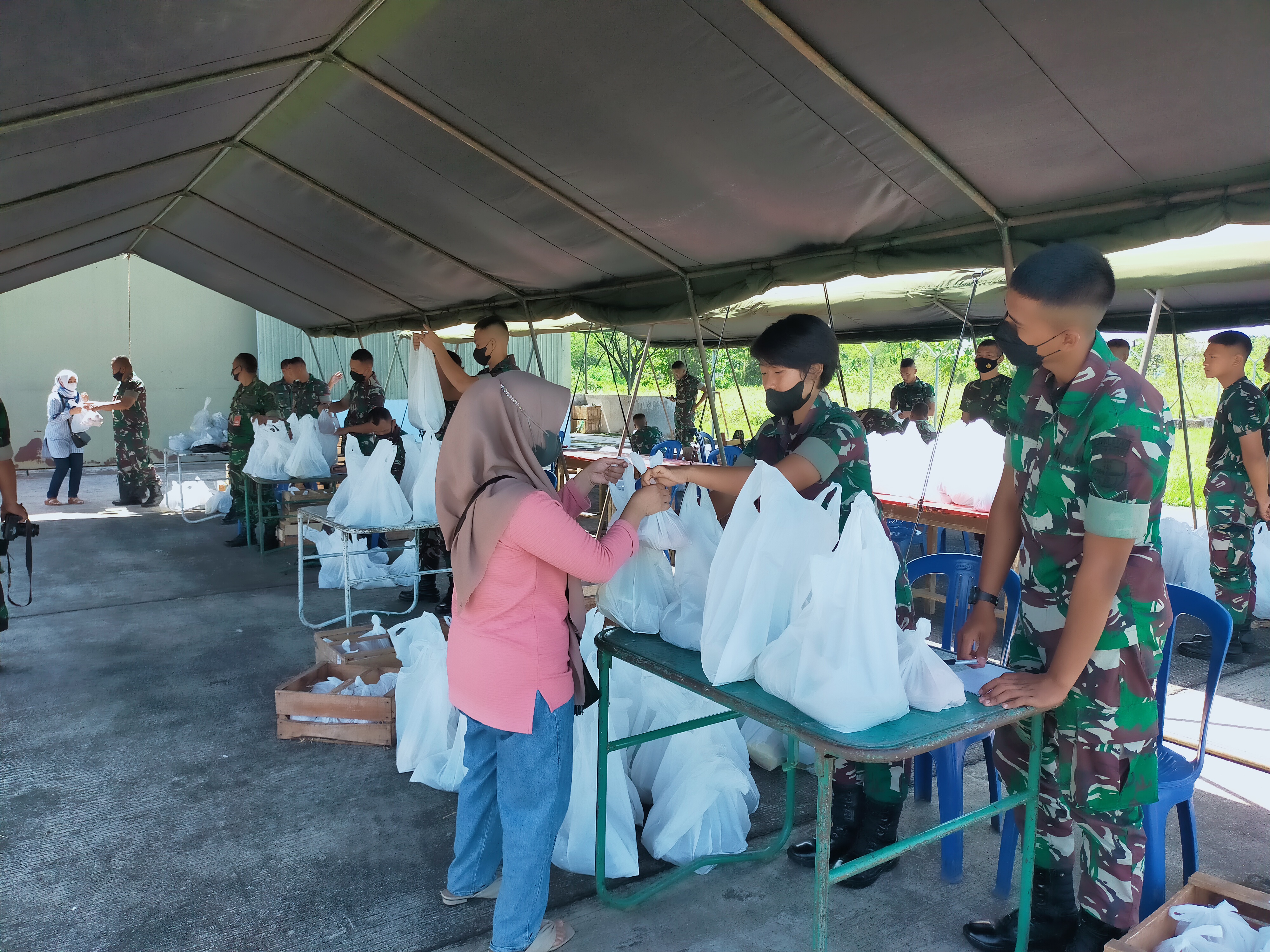 Lanud Wiriadinata Tasikmalaya Gelar Bazar Sembako Murah bagi Warga Tak Mampu