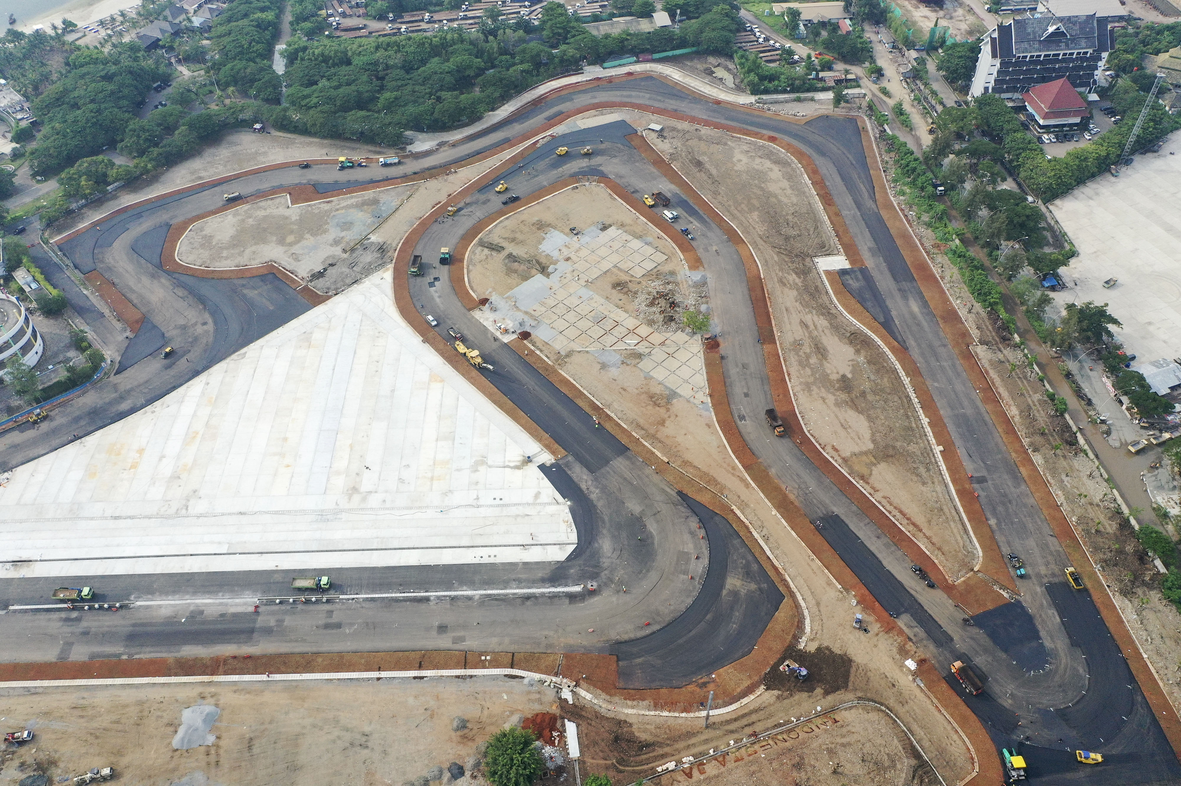 Foto udara pembangunan Sirkuit Jakarta International E-Prix Circuit di kawasan Ancol, Jakarta.