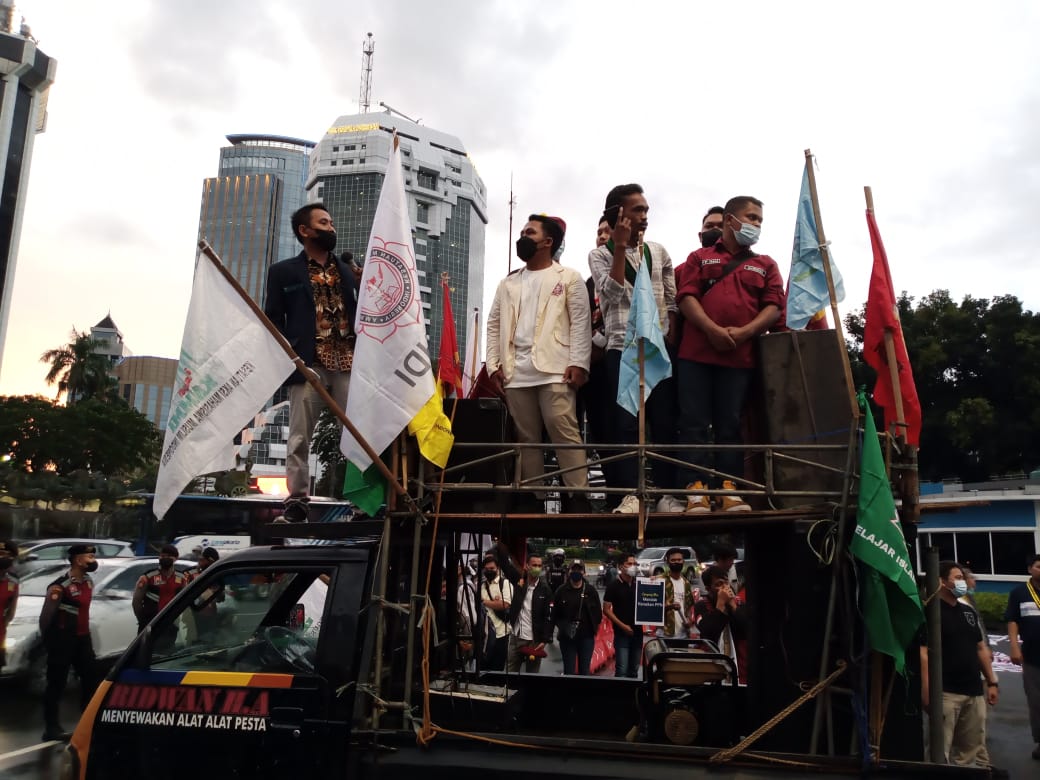 RATUSAN mahasiswa yang tergabung dalam kelompok Cipayung Plus melakukan unjuk rasa di kawasan Monas, Jakarta, Jumat (8/4) menolak kenaikan B