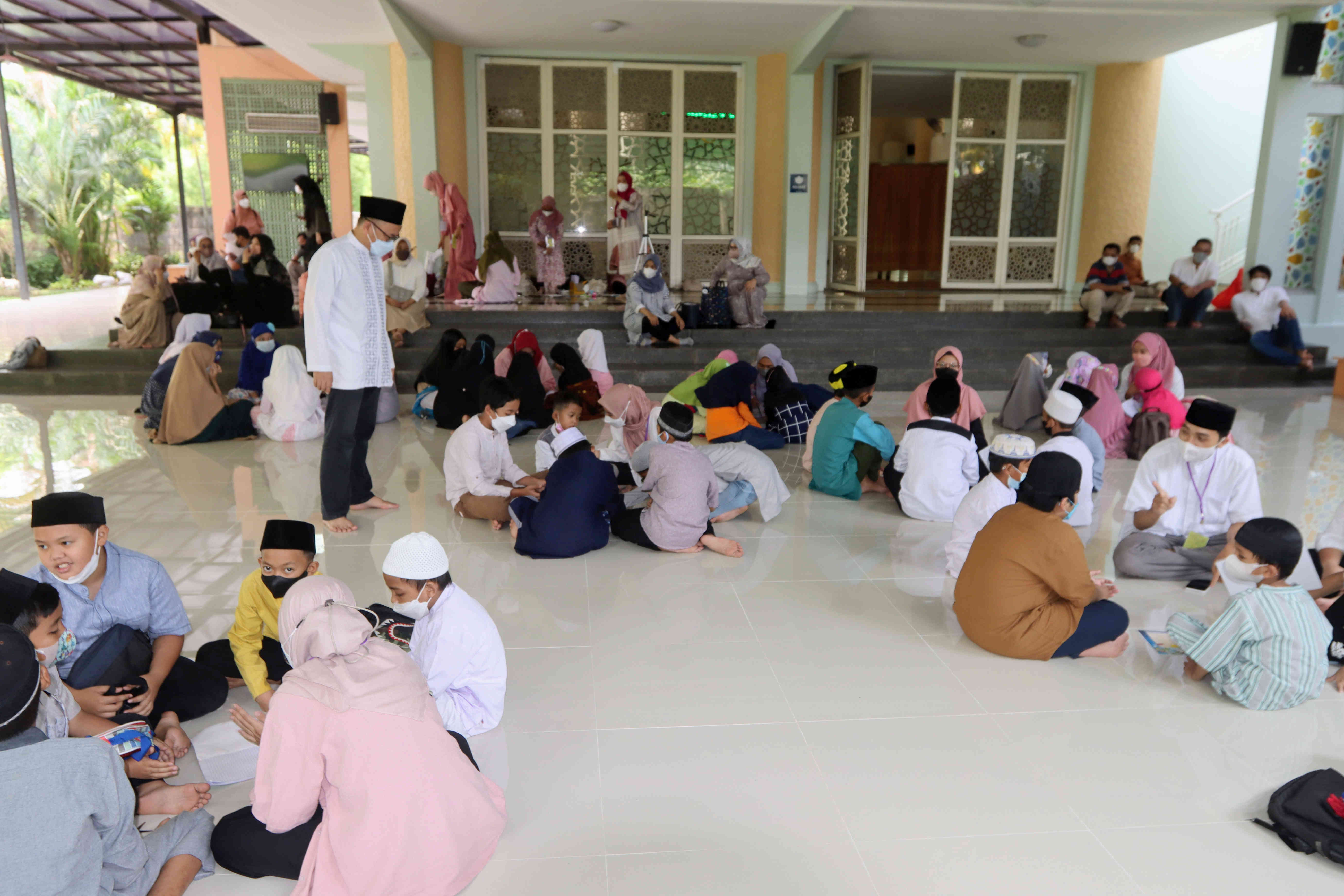 Ketua DKM Masjid Nursiah Daud Paloh yang juga Deputi Direktur Pemberitaan MI Ade Alawi, meninjau pesantren kilat.