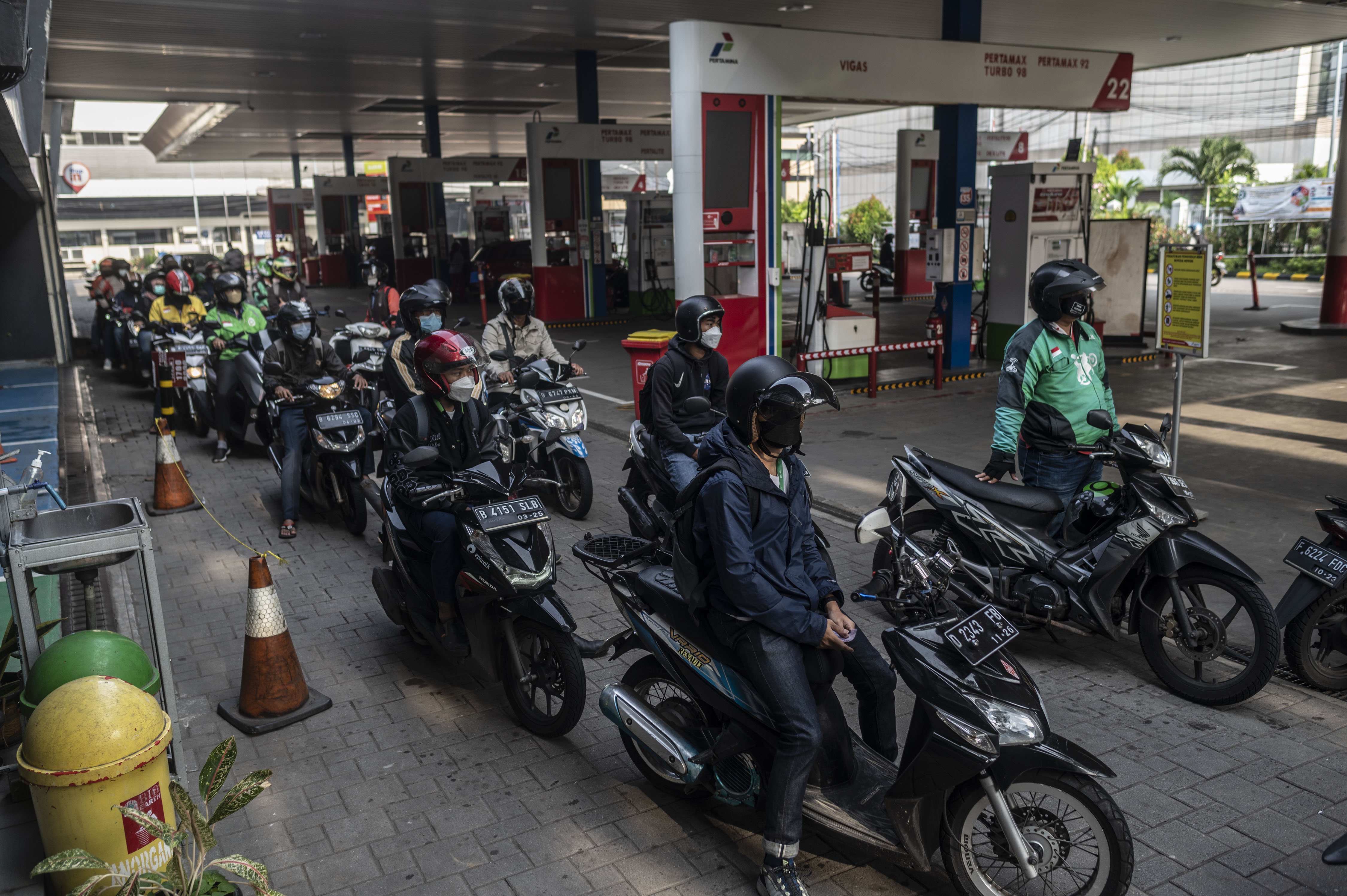 Ilustrasi antrean di SPBU.