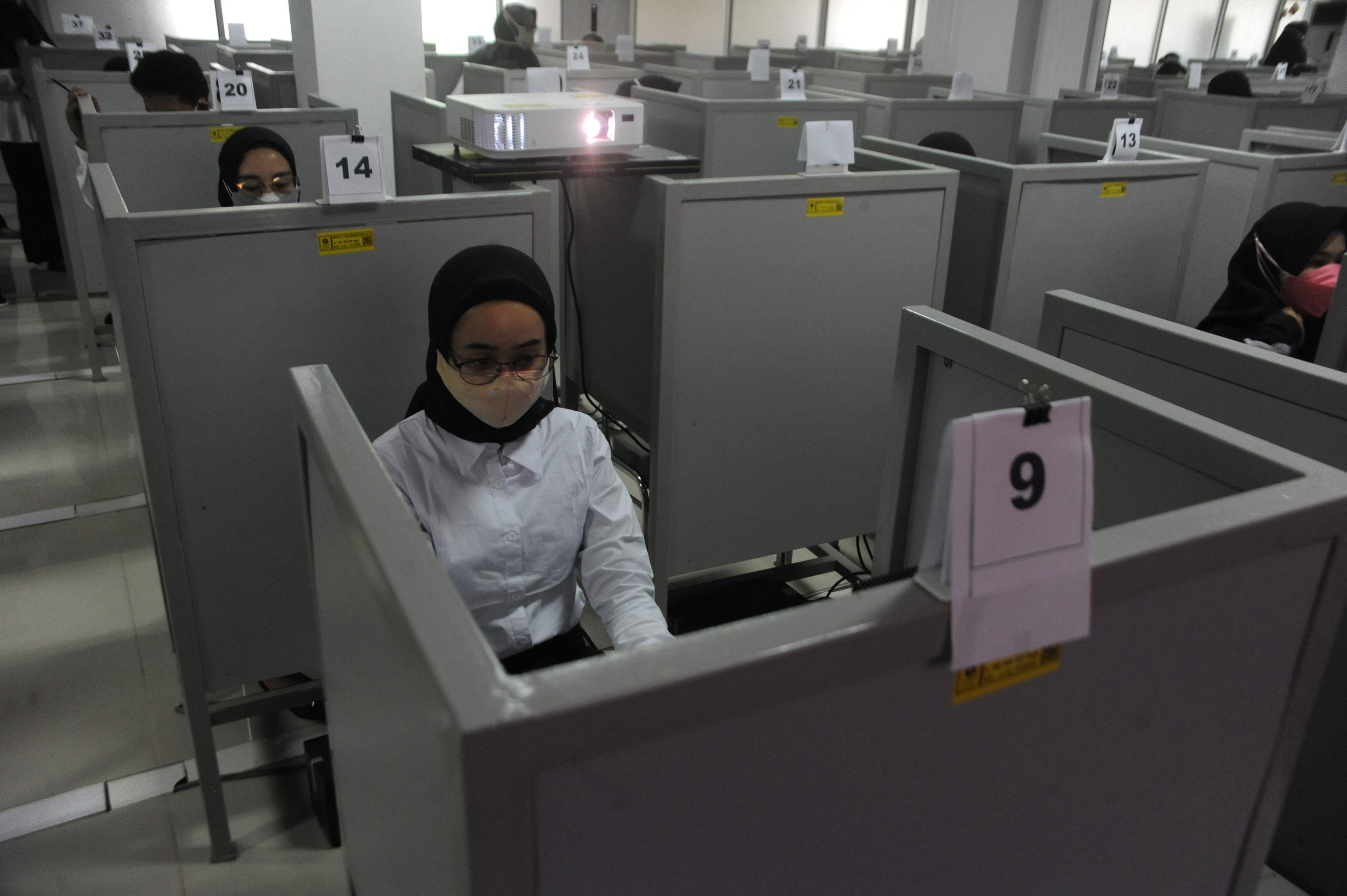 Sejumlah peserta siap siap mengerjakan soal Tes Seleksi Kompetensi Dasar Calon (SKD) penerimaan Calon Aparatur Sipil Negara.