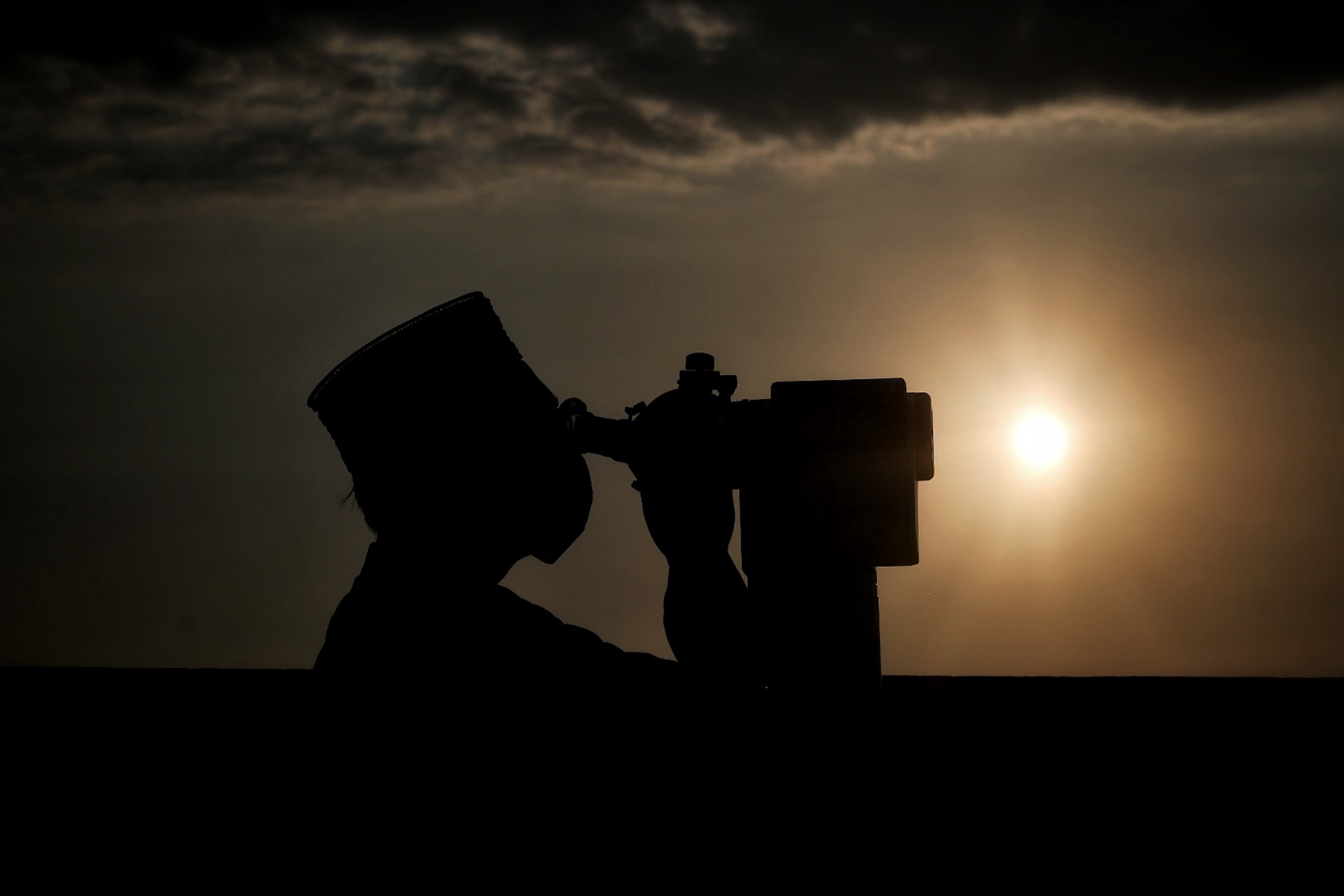 Pemantauan hilal dalam menentukan awal Syawal 1442 Hijriah, tahun lalu.