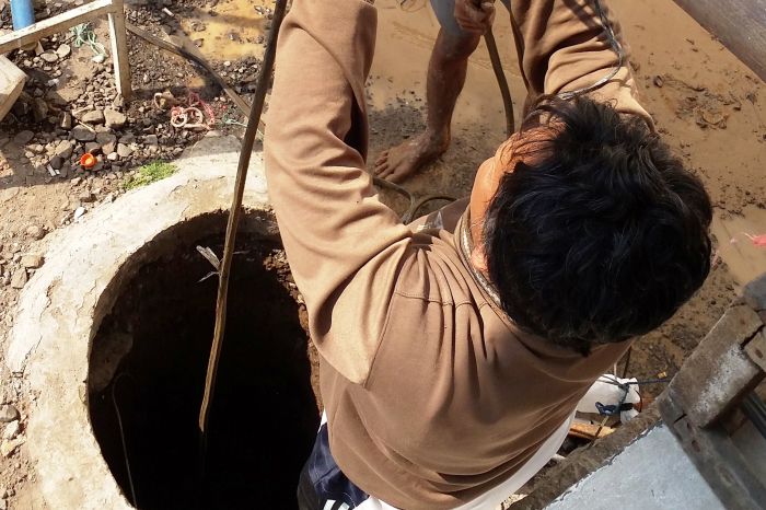 Petugas Damkar Evakuasi Balita Tercebur ke Sumur Tua di Jaksel