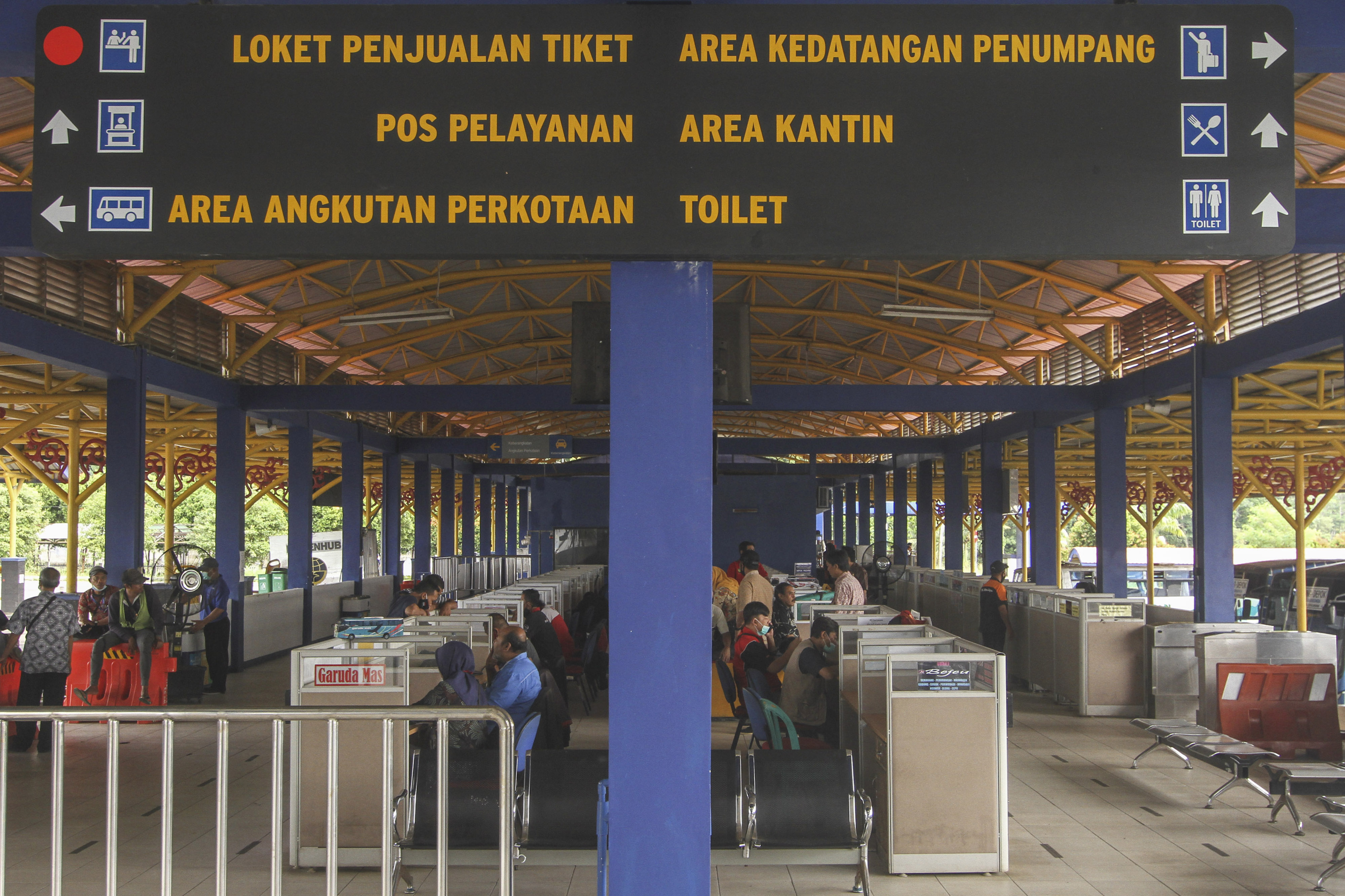 Suasana loket penjualan tiket bus di Terminal Jatijajar, Depok, Jawa Barat, beberapa waktu lalu.