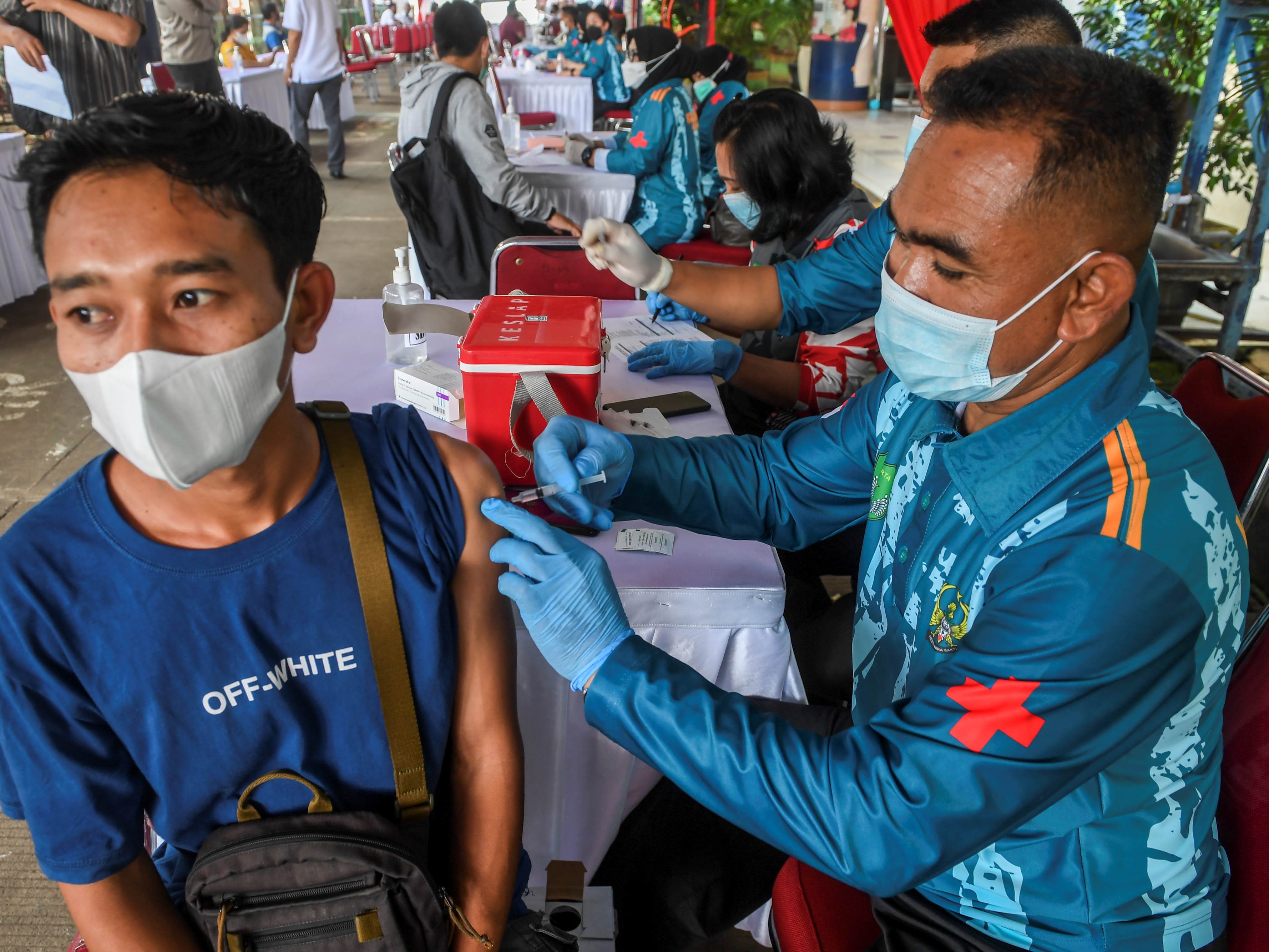 Seorang warga mendapat suntikan vaksin covid-19 booster di Pasar Induk Kramat Jati, Jakarta, Selasa (19/4/2022). 