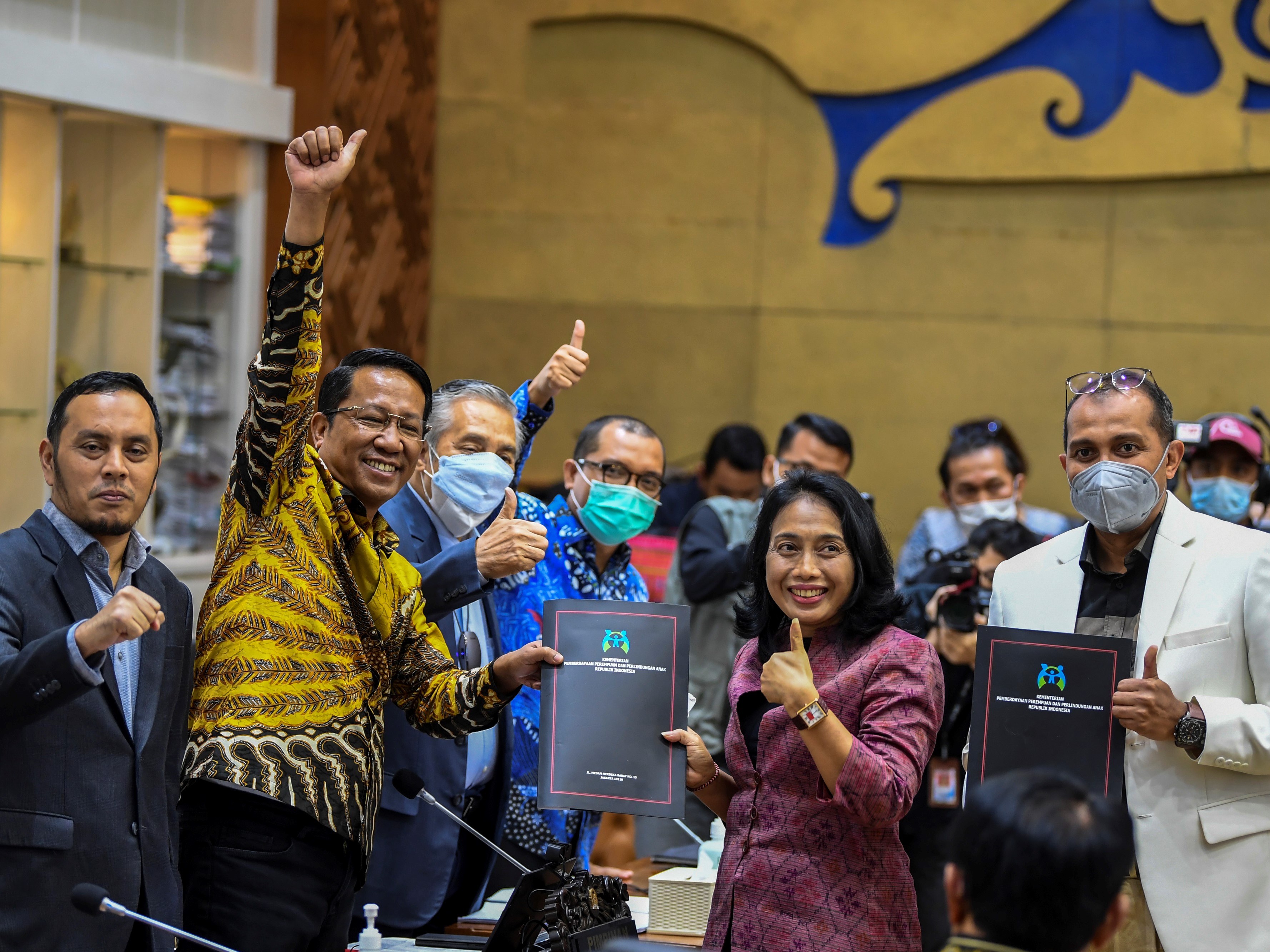 Rapat pengambilan keputusan atas hasil pembahasan RUU Tindak Pidana Kekerasan Seksual dengan Badan Legislasi DPR di Kompleks Parlemen.