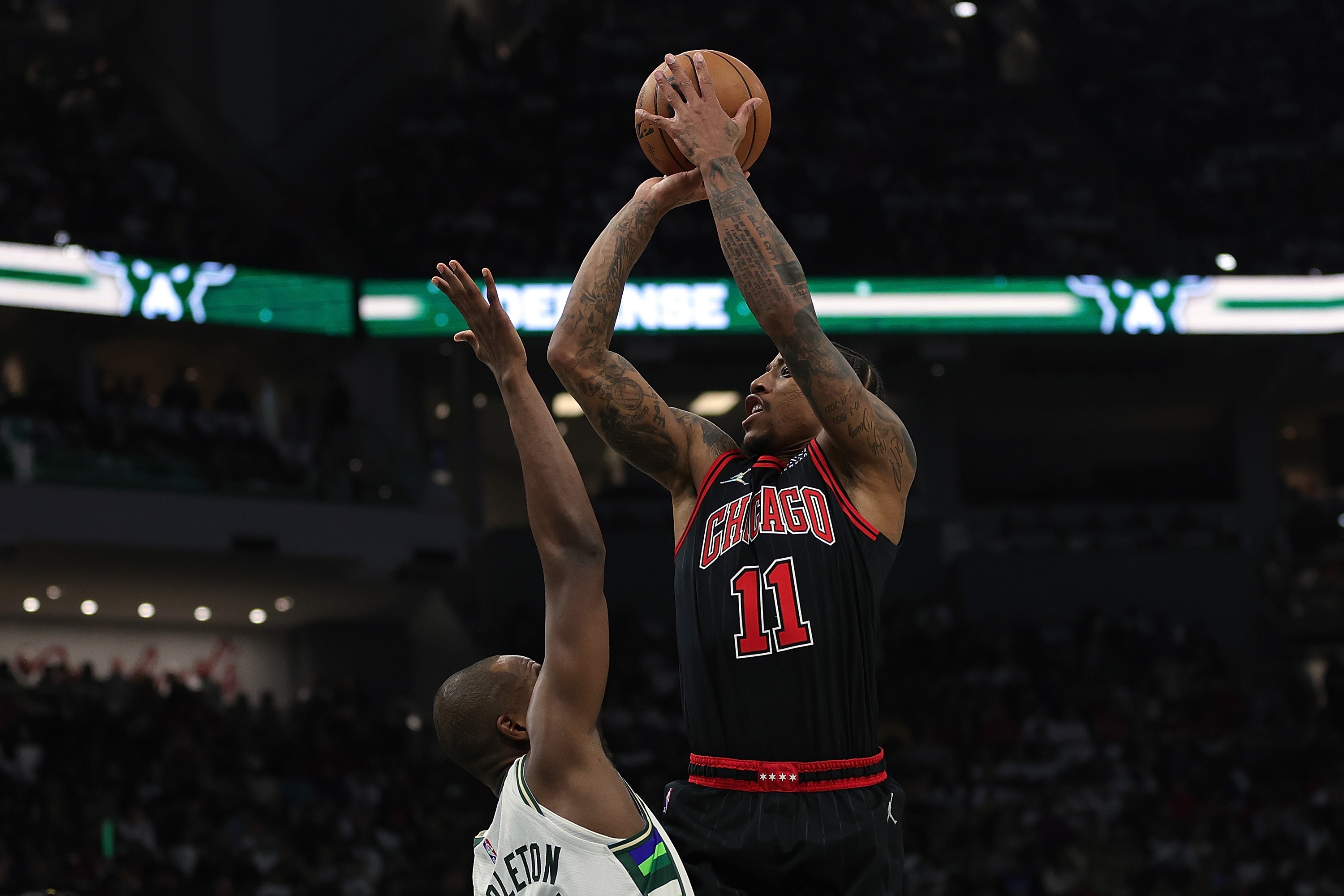 Pemain Chicago Bulls DeMar DeRozan melakukan tembakan.