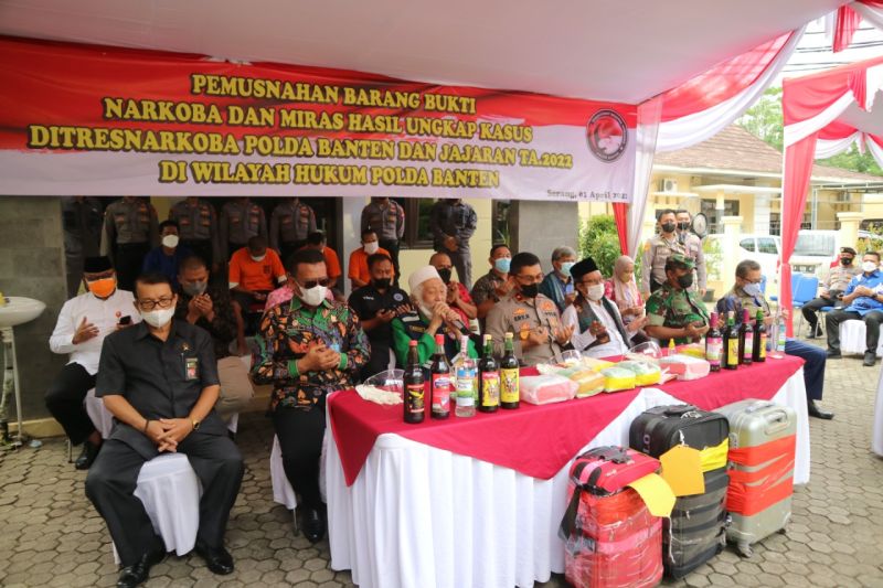 Wakapolda Banten Brigjen Pol Drs Ery Nursatari dan Ketua MUI Banten KH.TB.Hamdi Ma’ani melakukan pemusnahan sekitar 12 ribu minuman keras. 