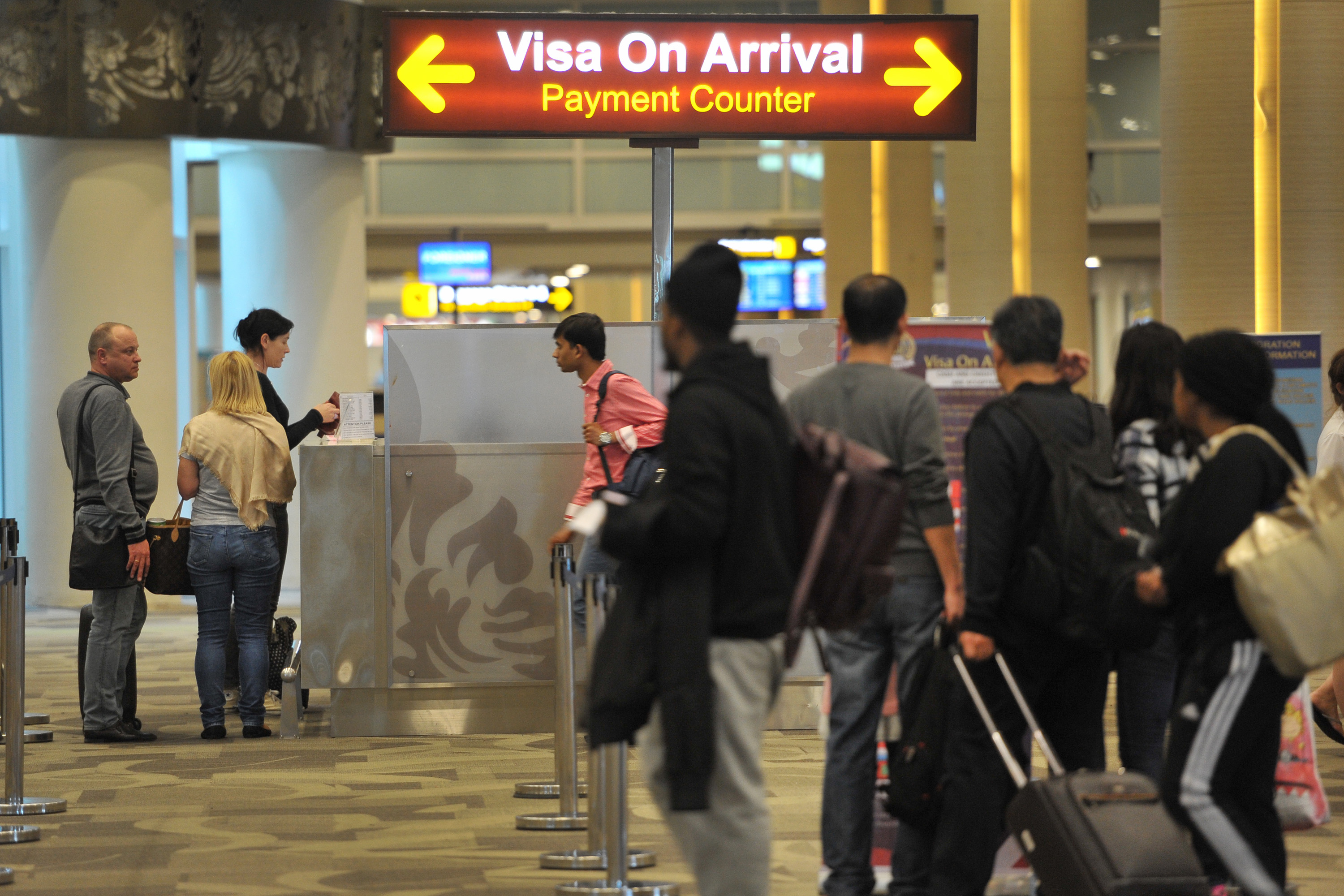 Sejumlah warga negara asing antre mendapatkan pelayanan 