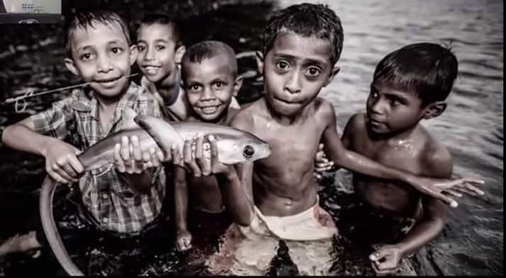 Anak-anak menangkap hiu tikus (thresher shark) di kepulauan Alor, Nusa Tenggara Timur.  