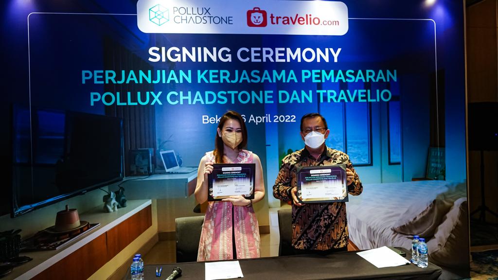 Acara penandatanganan perjanjian kerja sama pemasaran antara Pllux Chadstone dan Travelio.