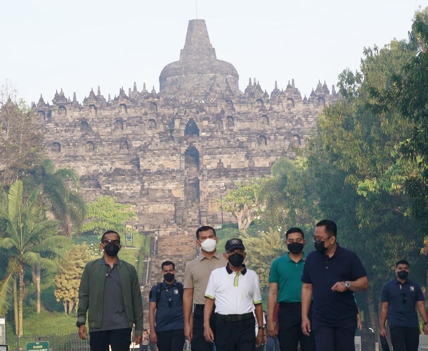 Wakil Presiden Ma'ruf Amin (depan, kedua dari kanan)