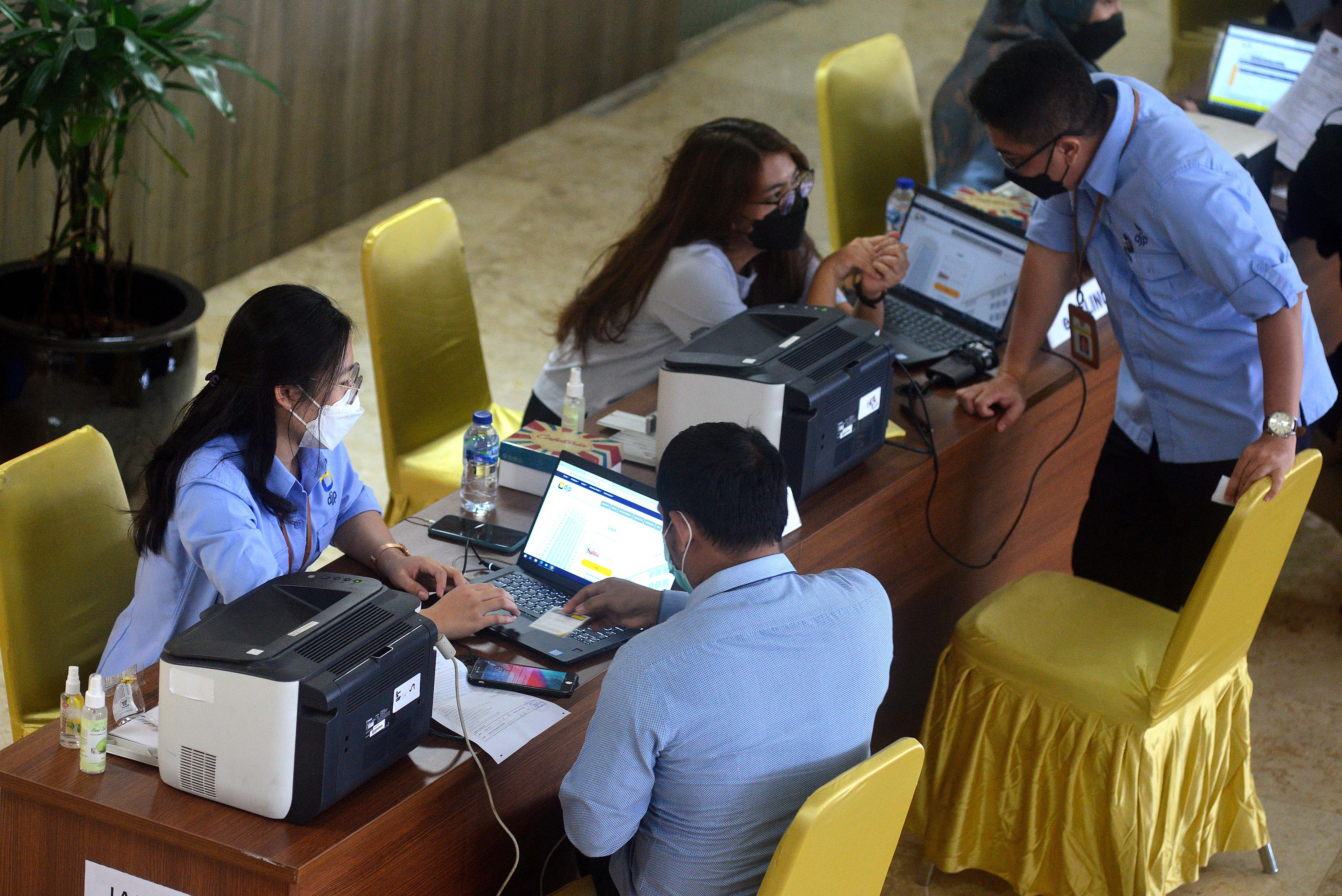  Petugas pajak KPP Pratama Jakarta Tanah Abang Tiga (kanan) membantu pegawai mengisi laporan SPT tahunan pajak di Kompleks Parlemen Senayan.