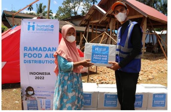  Tim Human initiative menyalurkan paket bingkisan Ramadan bagi korban bencana gemba di Pasaman Barat, Sumbar.