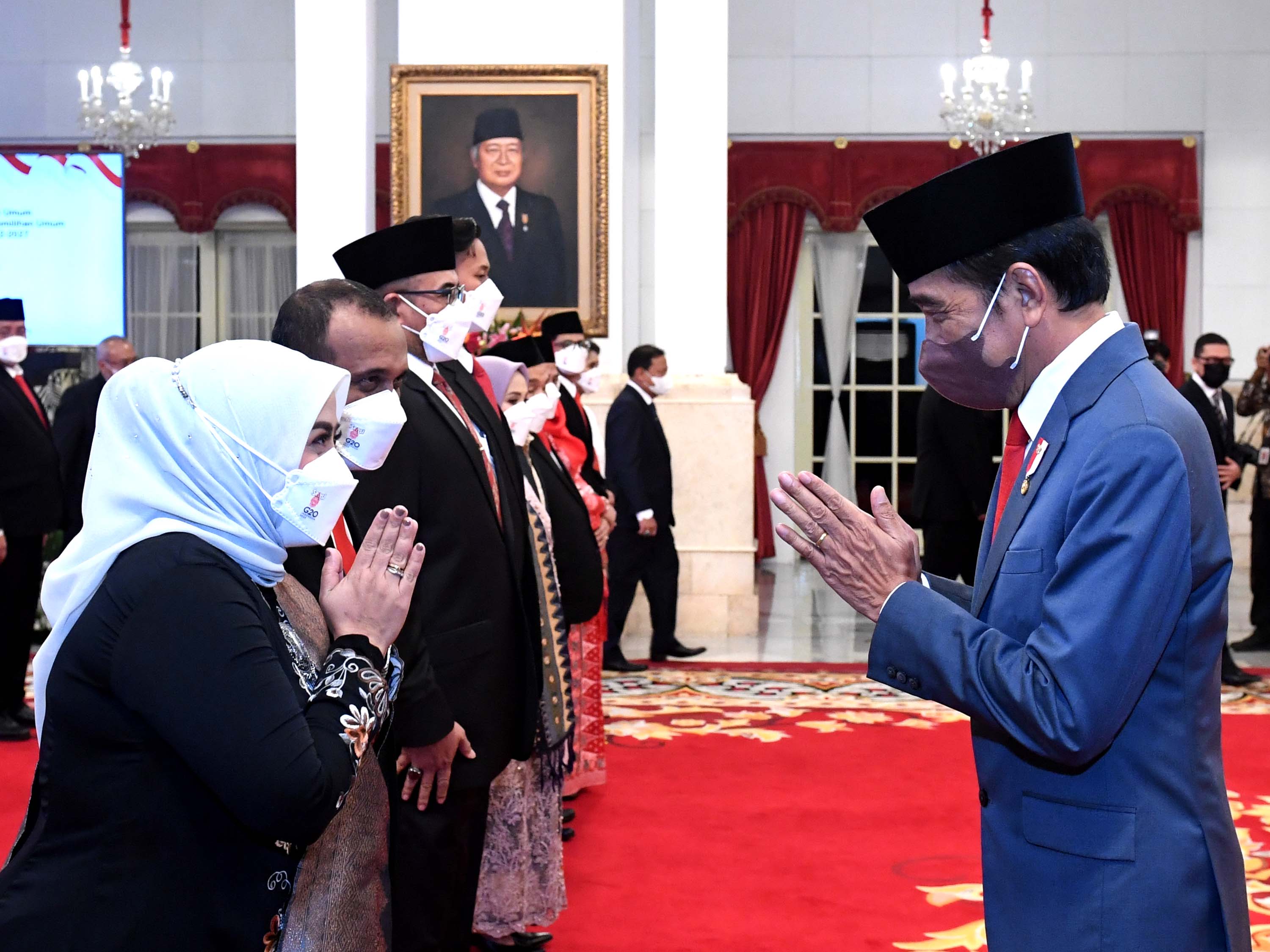 Presiden Jokowi melantik anggota KPU dan Bawaslu periode 2022-2027 di Istana Negara.