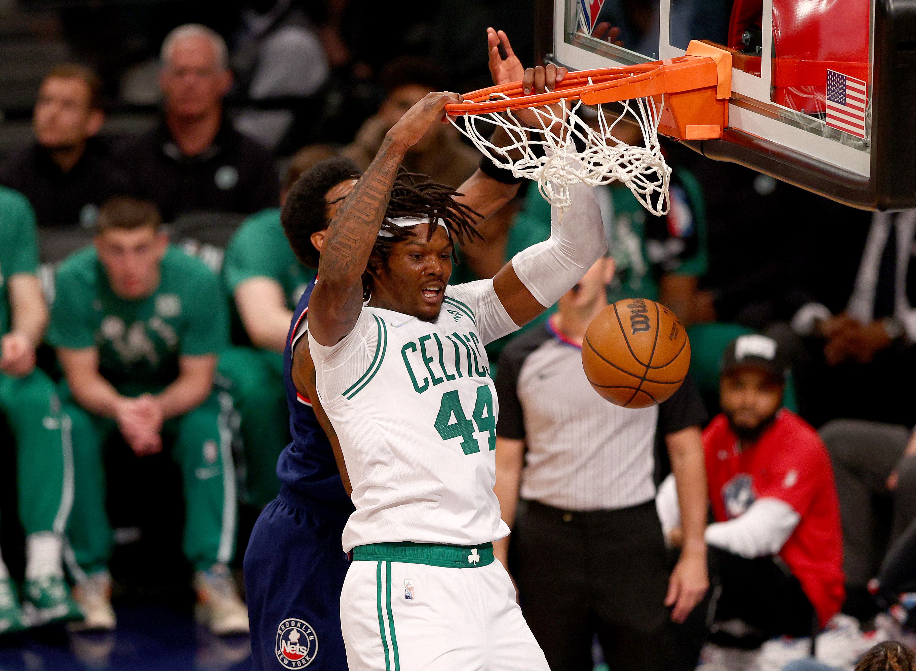 Pemain Boston Celtics memasukkan bola ke ring lawan.