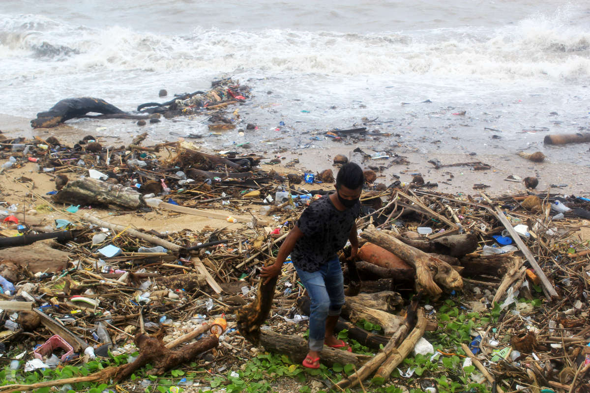 Ilustrasi: Sampah plastik berserak di pantai yang mengganggu pariwisata di Bali.