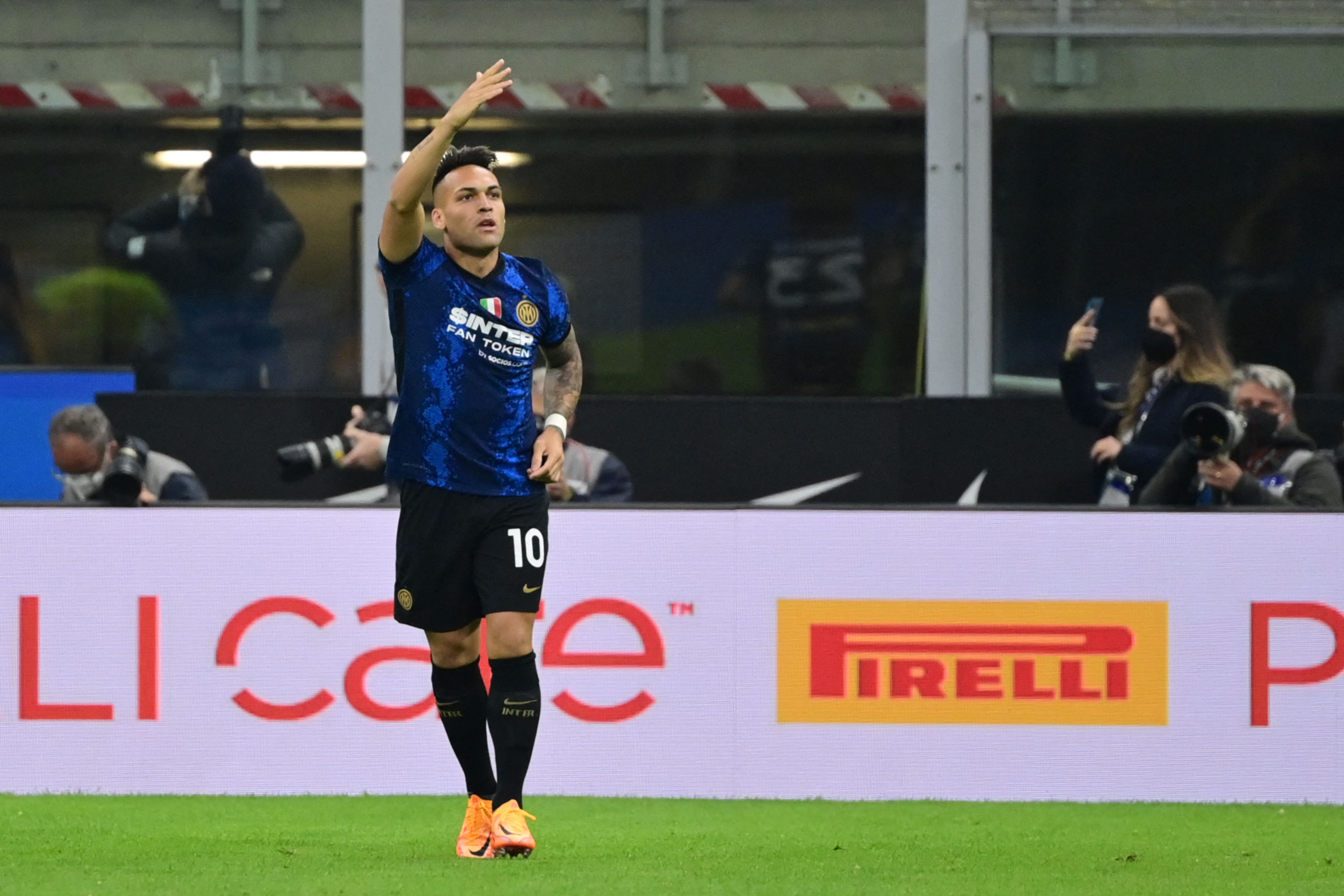 Penyerang Inter Milan Lautaro Martinez melakukan selebrasi usai mencetak gol ke gawang AC Milan di laga leg kedua semifinal Coppa Italia.