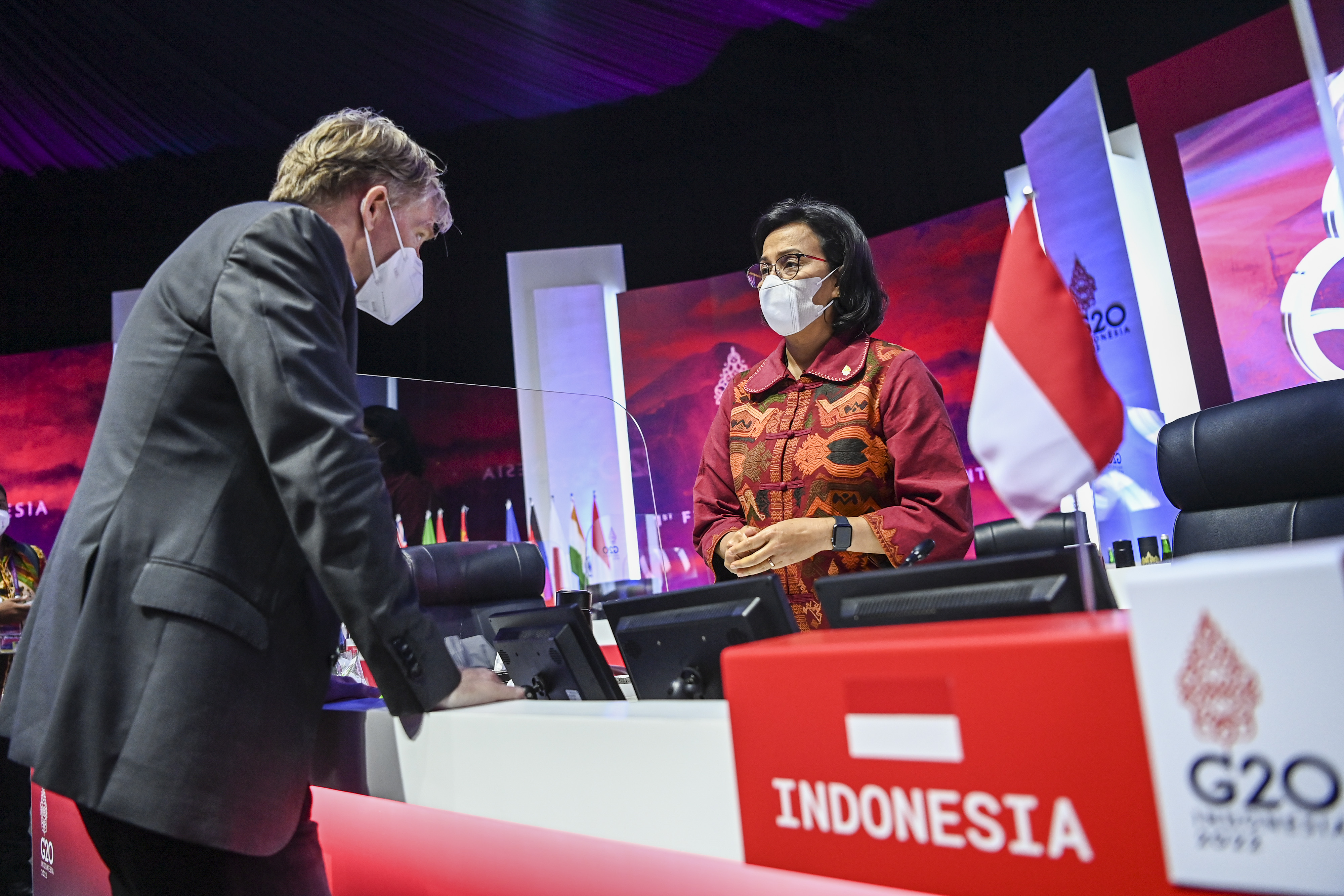  Menteri Keuangan Sri Mulyani Indrawati (kanan)