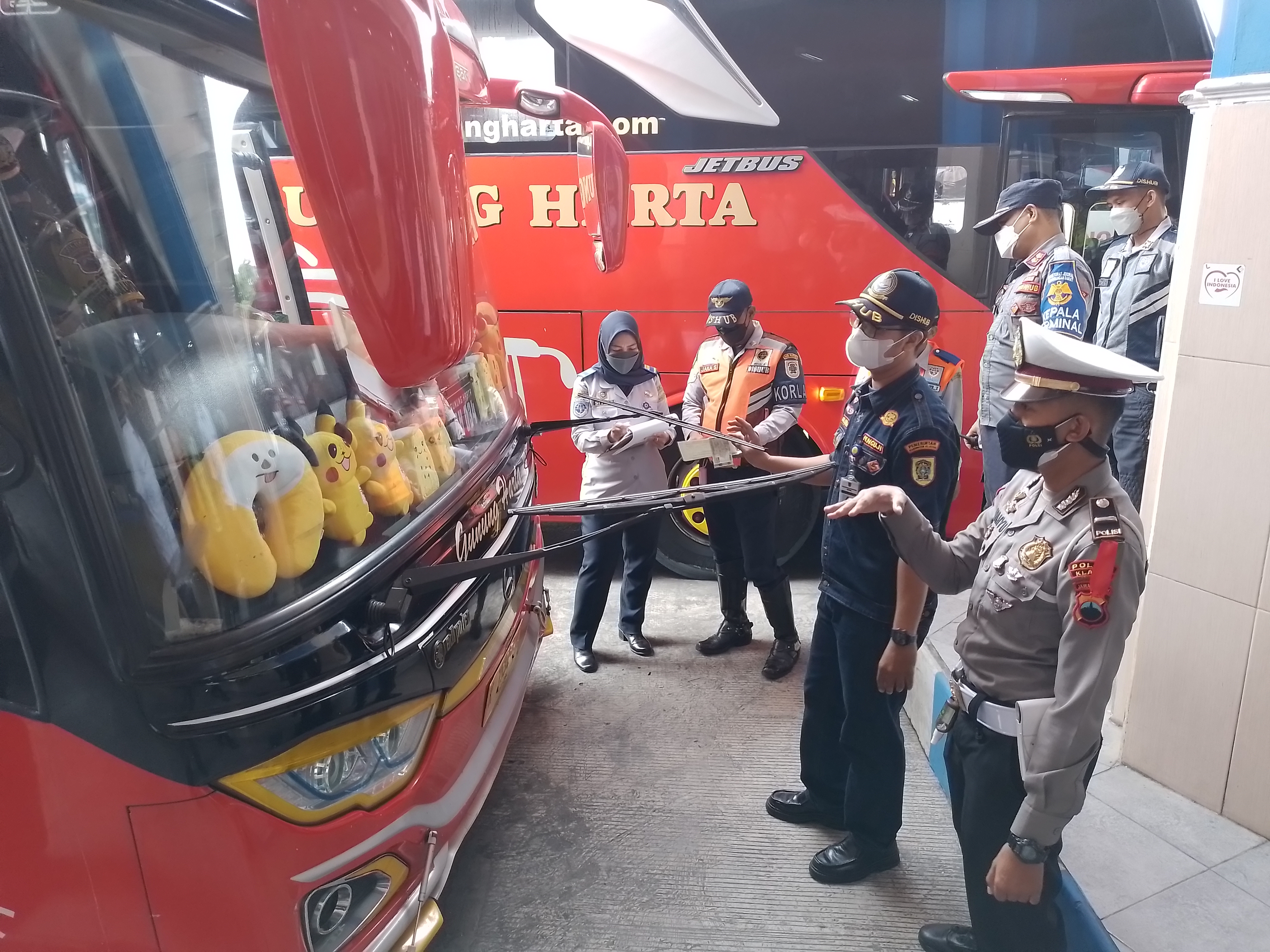 Petugas terminal dan polisi memeriksa kelaikan kendaraan yang akan membawa penumpang Lebaran di Terminal Klaten