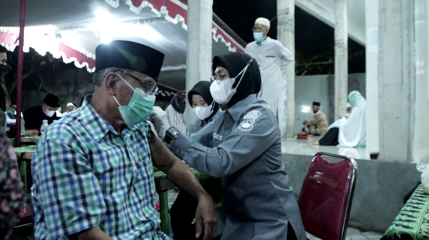 Warga mendapatkan vaksinasi yang digelar Polres Klaten seusai salat tarawih 