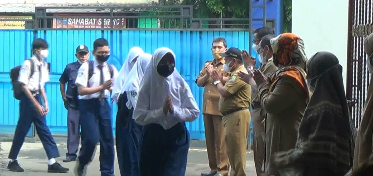 Sejumlah siswa SMPN 3 di Jalan Raden Fatah Ciledug Kota Tangerang, Banten, tampak antusias mengikuti proses PTM 100%.