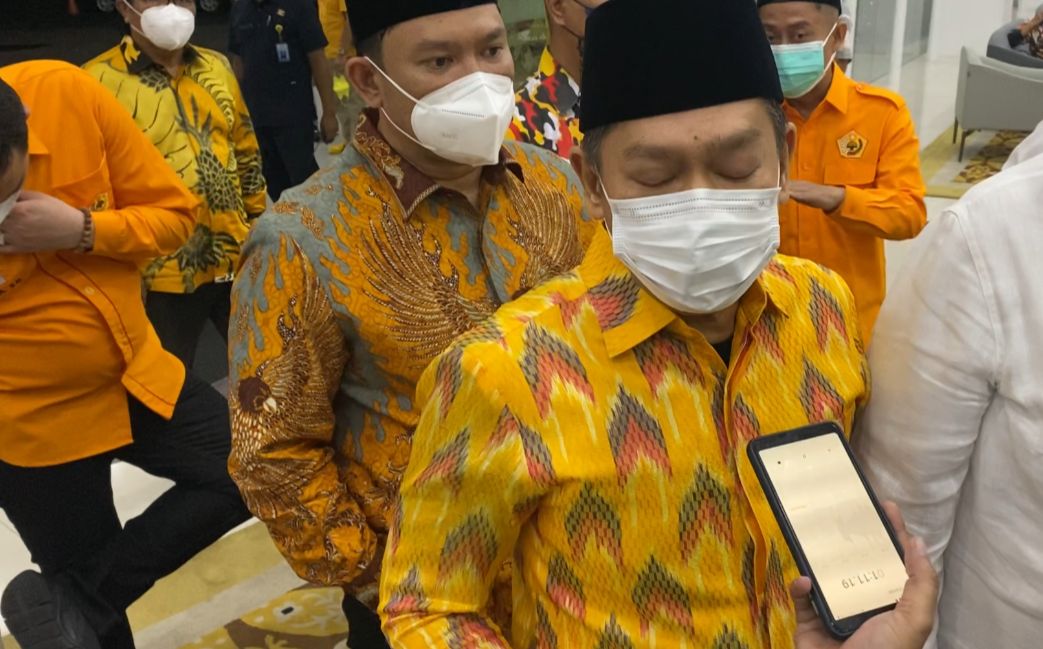 Ketua Umum Dewan Pimpinan Pusat (DPP) Ormas MKGR, Adies Kadir, diwawancarai wartawan.