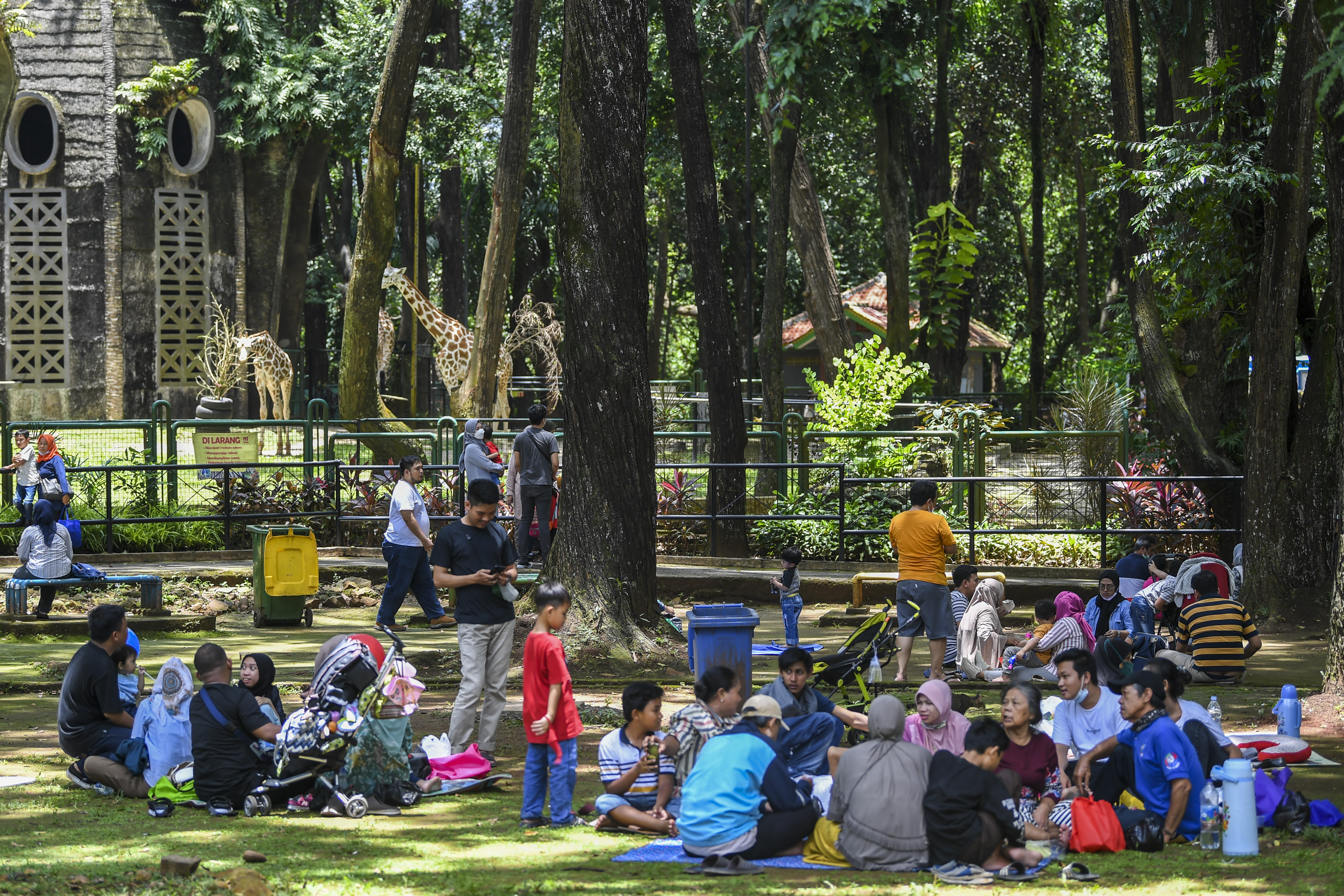 Pengunjung bersantai di Taman Margasatwa Ragunan, Jakarta.