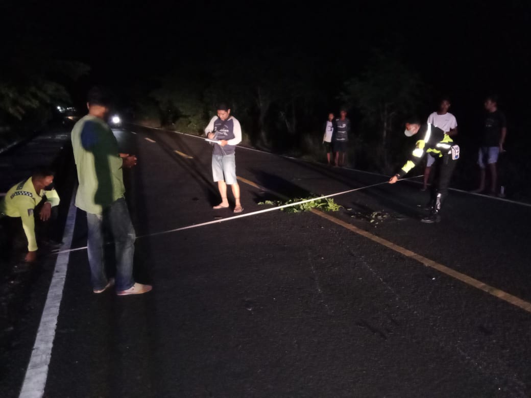  Petugas Polres Lembata saat olah tempat kejadian perkara (TKP) Lakalantas yang menewaskan satu orang, Minggu (24/4/2022)