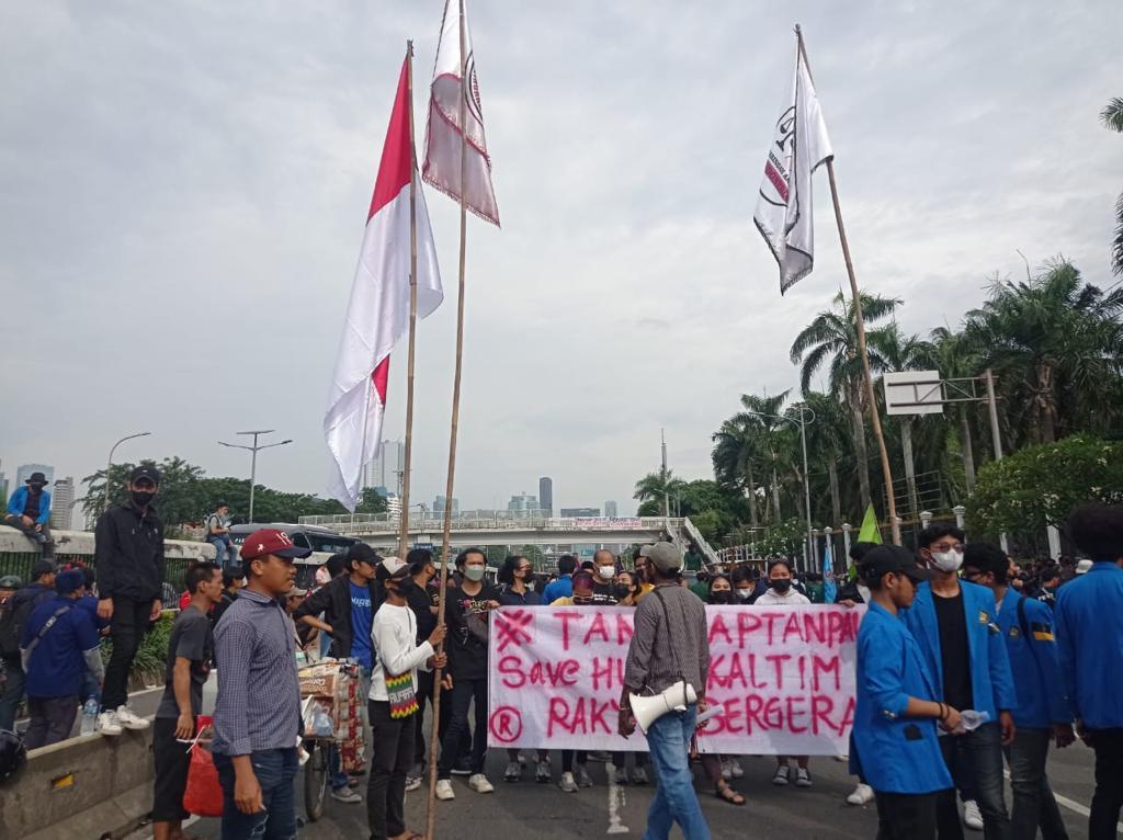 Jaringan Aktivis Indonesia (JARAK) turun jalan bawa isu mafia batu bara yang merusak lingkungan di Kaltim, Kamis (21/4/2022)