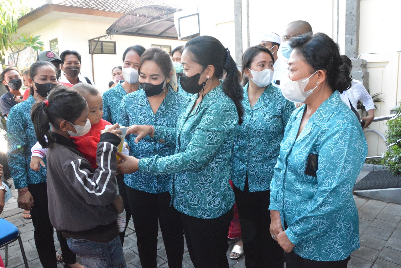 TP PKK Kota Denpasar Kembali Serahkan Bantuan PMT