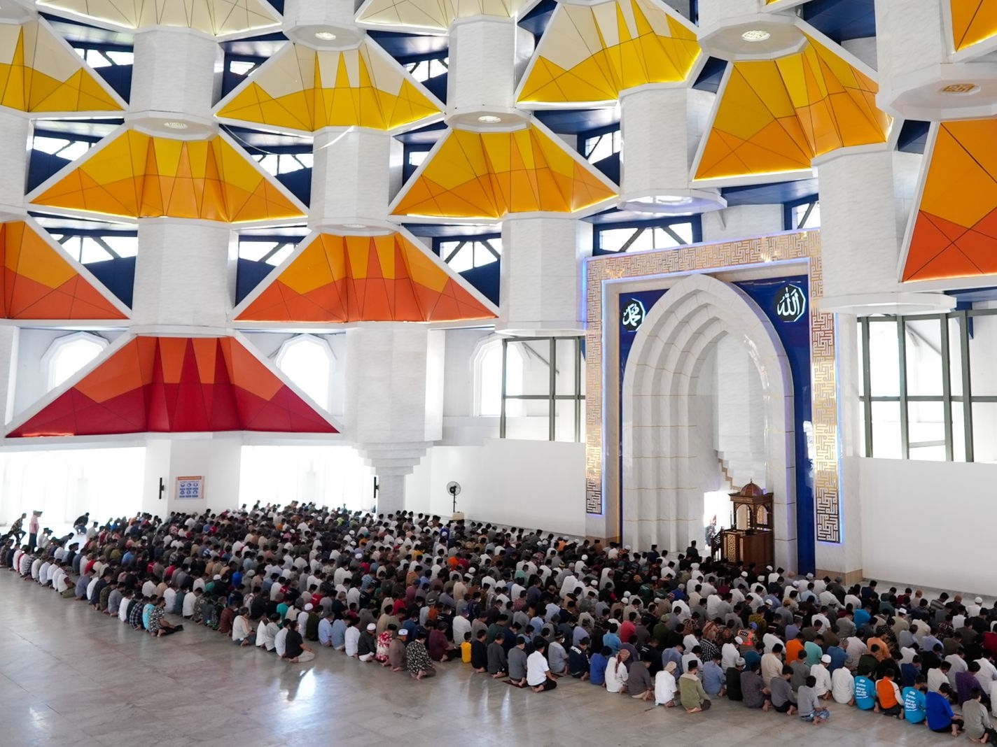 Suasana tarawih perdana di Masjid 99 Kubah.