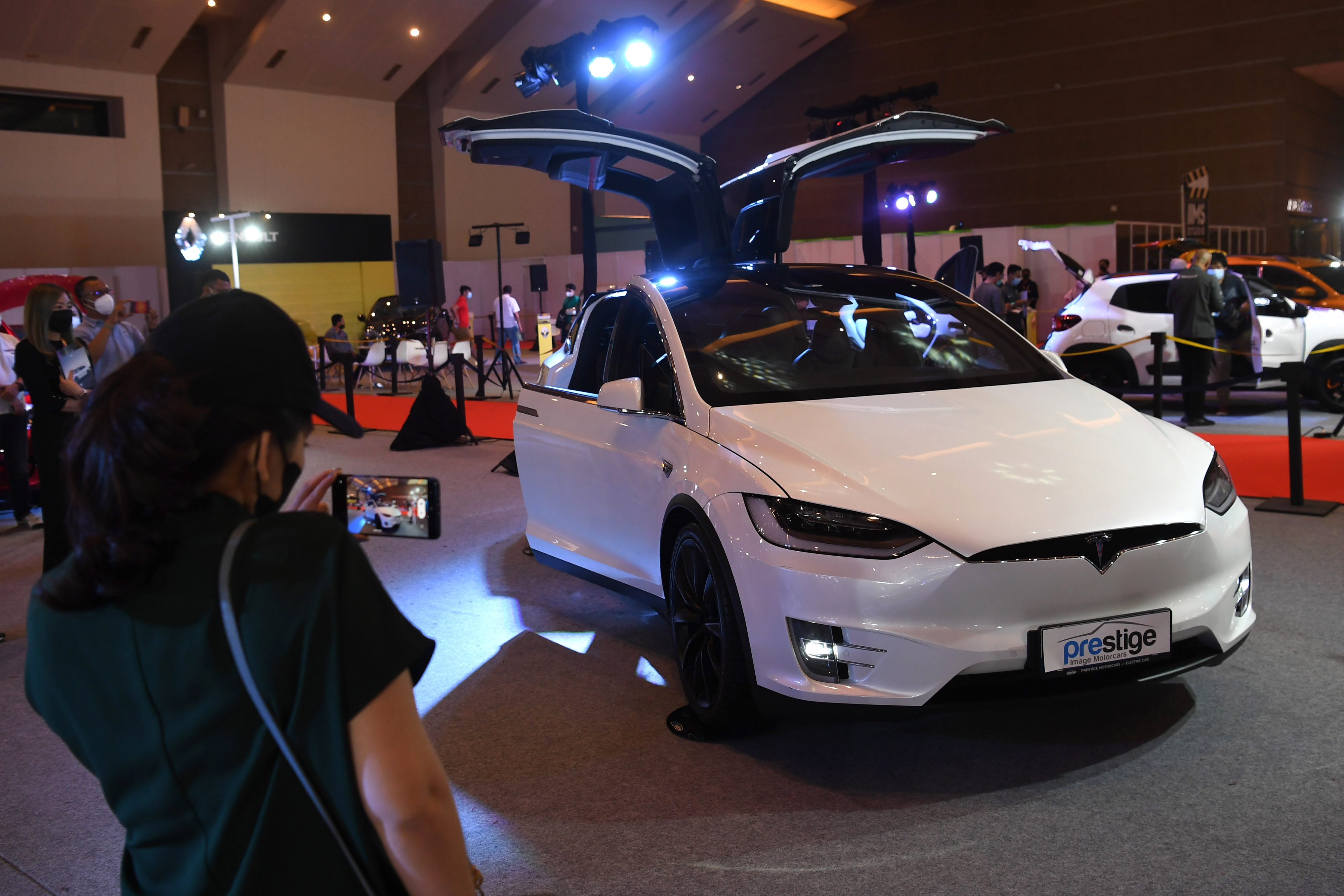 Mobil listrik Tesla Model X yang dipamerkan di Indonesia