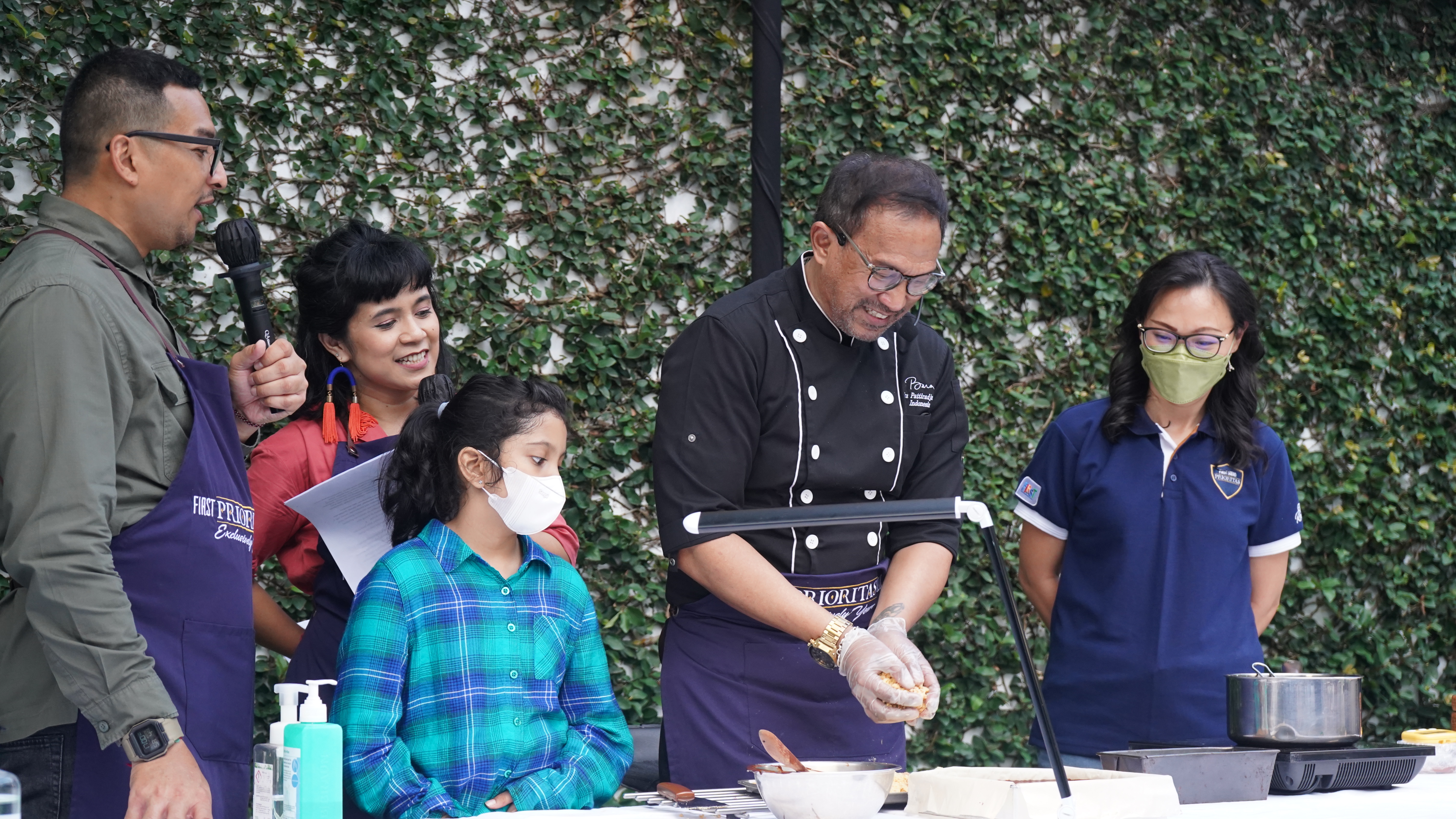 Chef Bara Pattiradjawane membagikan resep dan cara membuat kue di program First Prioritas Club
