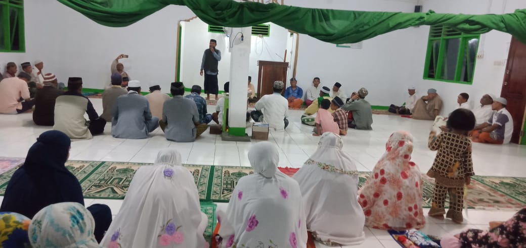 Ketua Paguyuban Kemala Lembata Menghibahkan Alquran Kepada Pengurus Masjid Desa Pada.