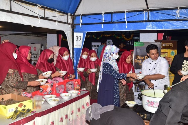 Pembagian soto Lamongan pada para pengunjung dan pemilik stand acara Ramadan Megilan , Sabtu (23/4/2022). 