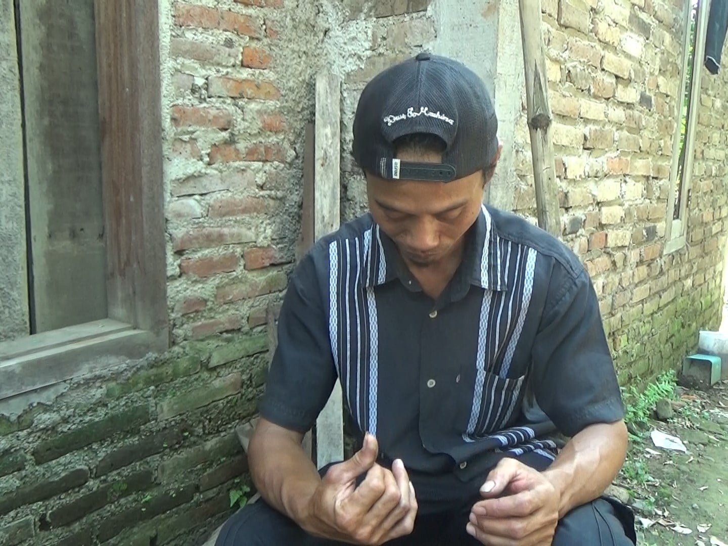 Kakak korban menceritakan kronologi saat adik dan keponakannya terbakar di rumah, Desa Klumpit, Gebog, Kudus, Sabtu (16/4/2022).