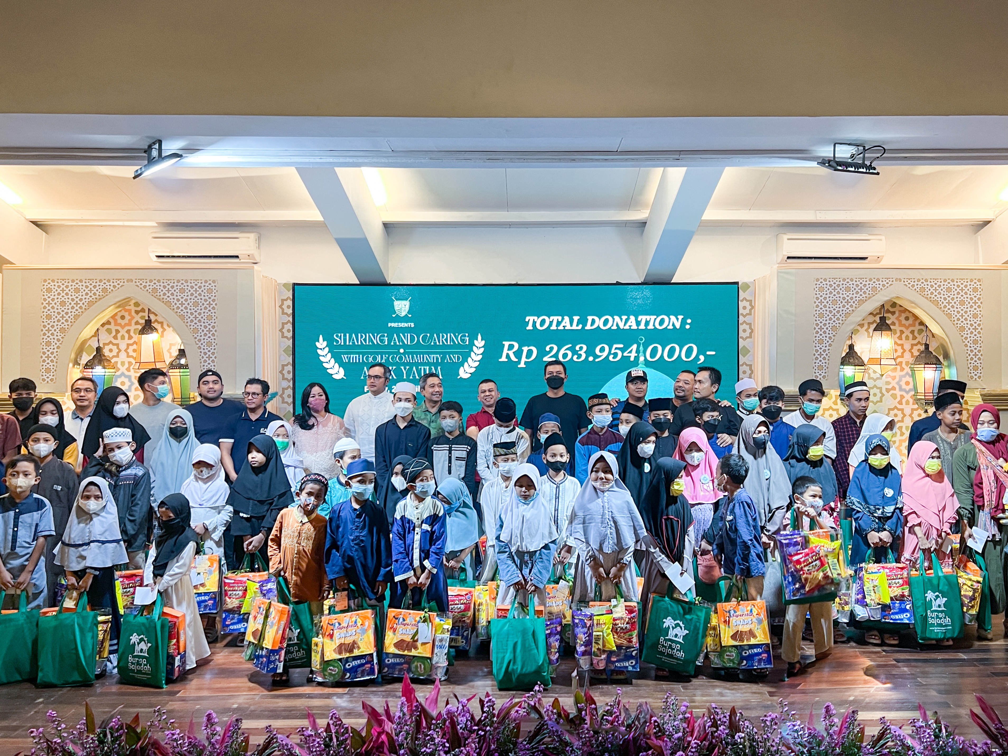 Kegiatan santunan yang dilakukan SHGC bersama komunitas Golf 