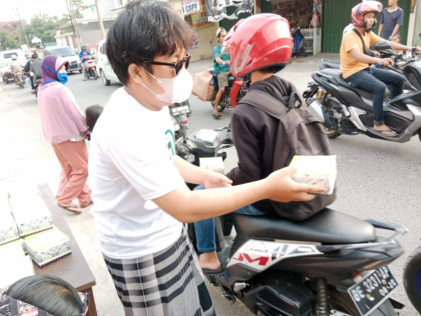 Santri Ganjar Lampung kembali membagikan takjil untuk berbuka puasa di Sukarame, Lampung.