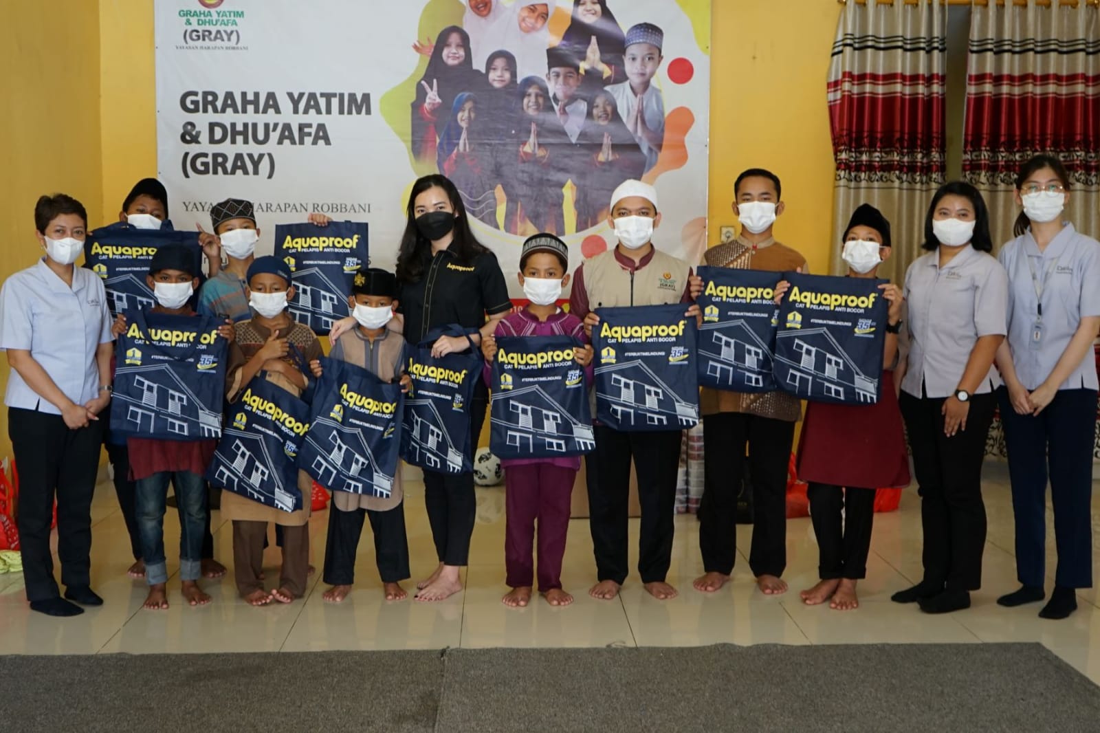 Donasi paket buka puasa kepada Yatim dan Dhuafa yang dilakukan Aquaproof dengan melibatkan UMKM