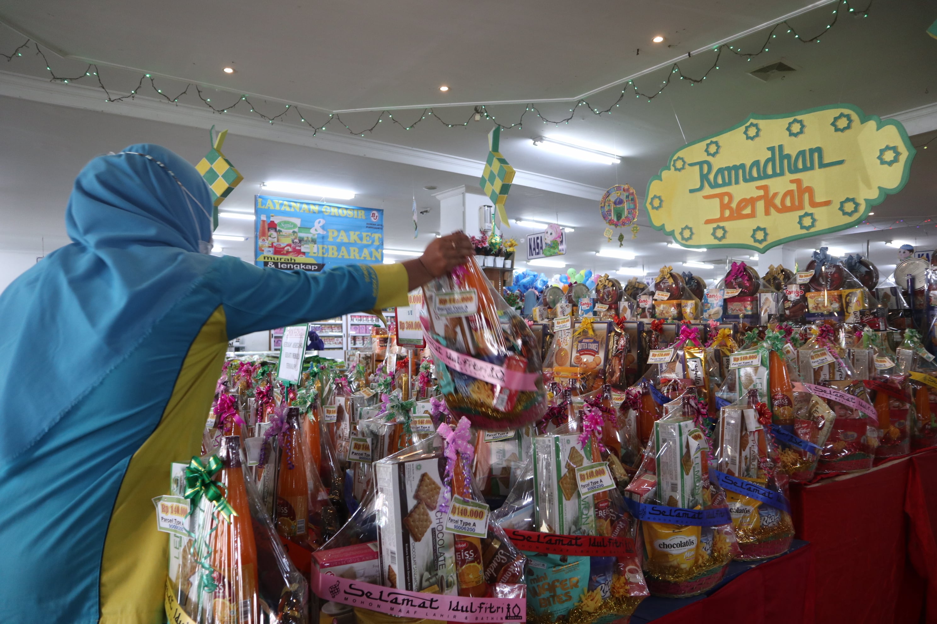  Seorang karyawan toko sedang menata ratusan parsel lebaran di Toko Berkah Jaya Purwokerto, Jawa Tengag, Rabu (6/4).