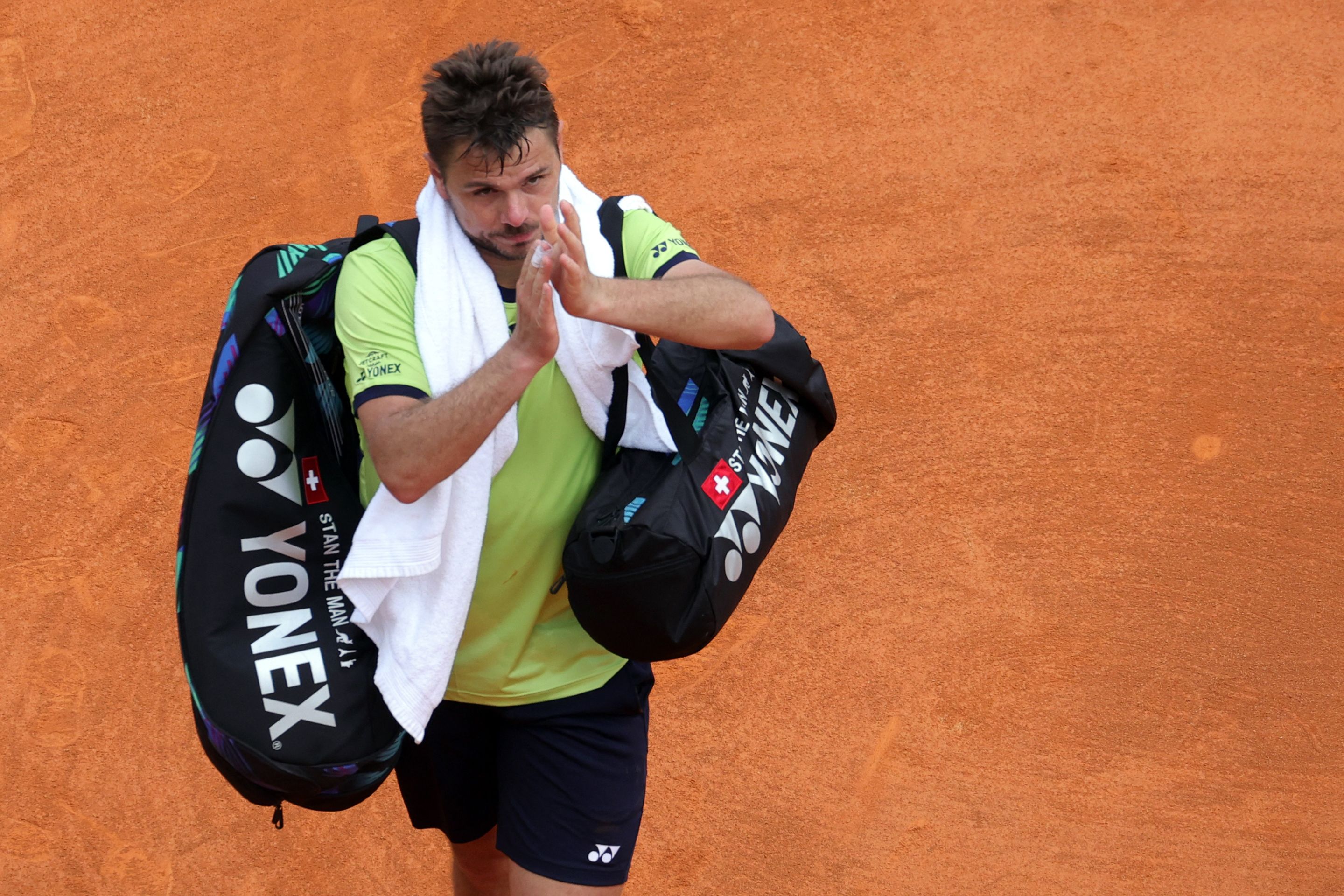 Petenis Swiss Stanislas Wawrinka meninggalkan lapangan setekah kalah dari petenis Kazakhstan, Alexander Bublik, di Monte Carlo Masters. 