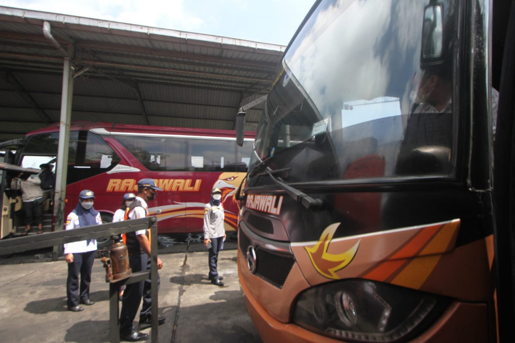 Sejumlah bus bersiap di Terminal Tirtonadi Solo