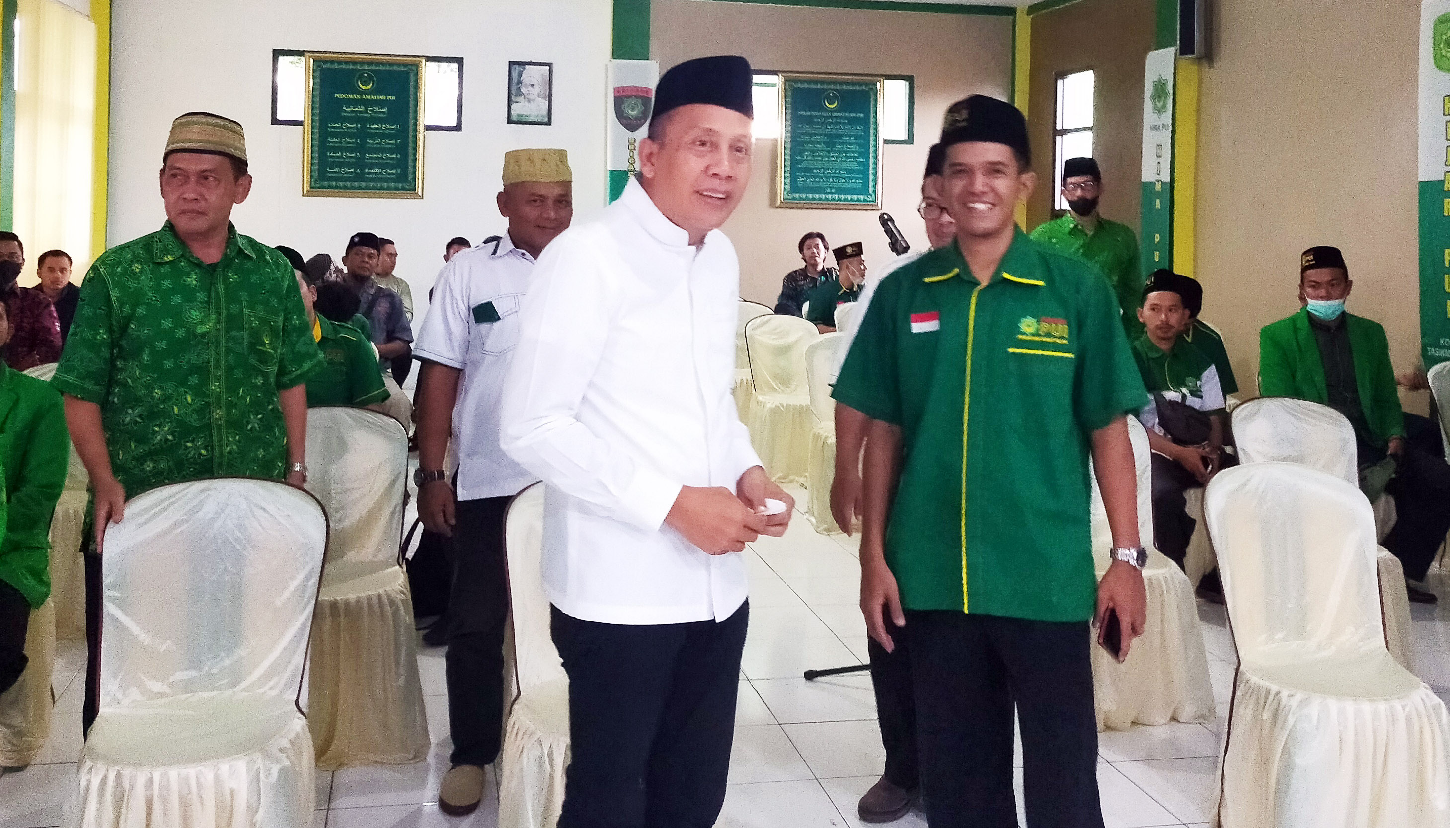 Ketua DPW Partai NasDem Jawa Barat Saan Mustopa (baju putih)