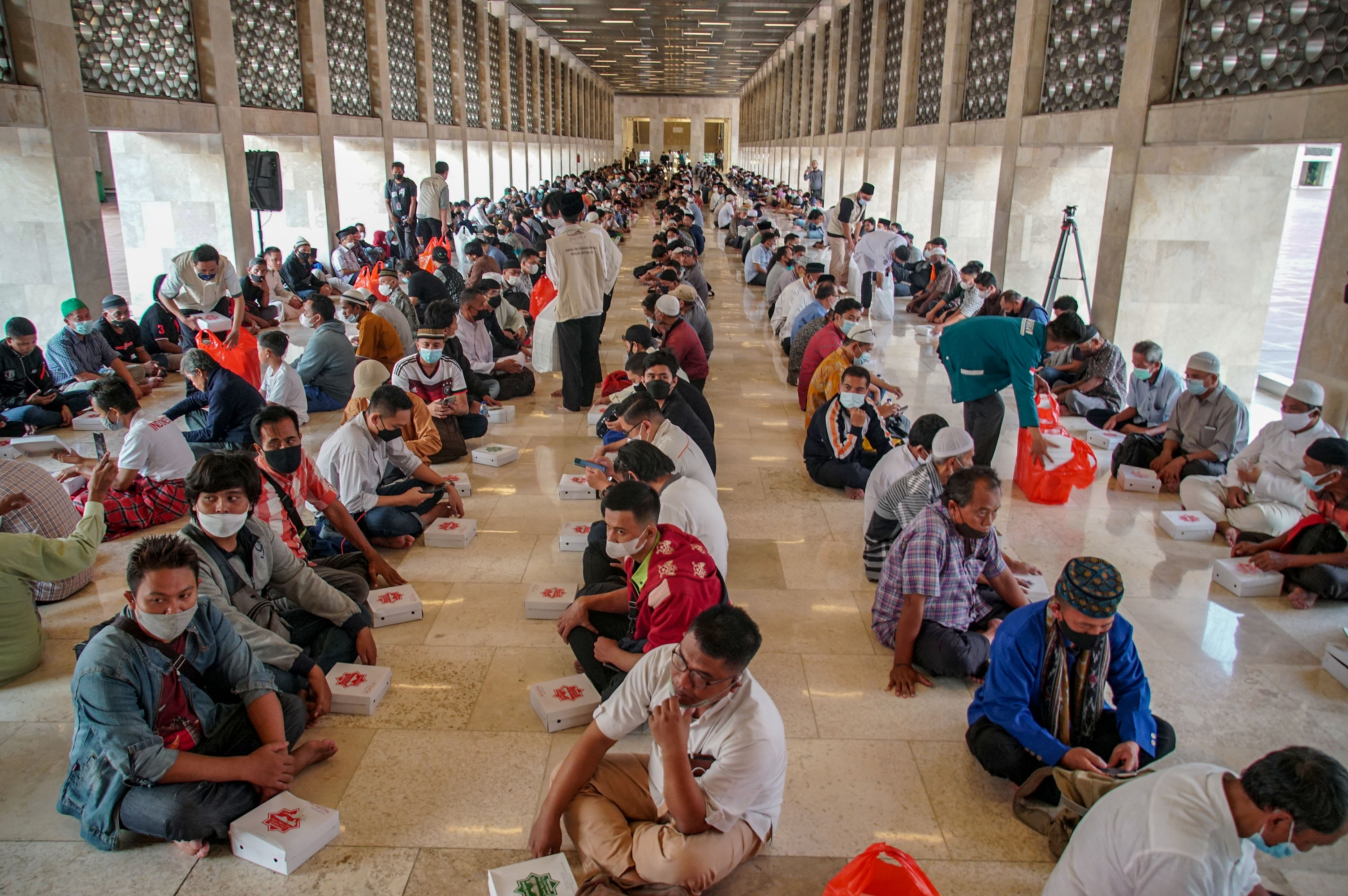 Suasana berbuka puasa bersama di Masjid Istiqlal, Jakarta.