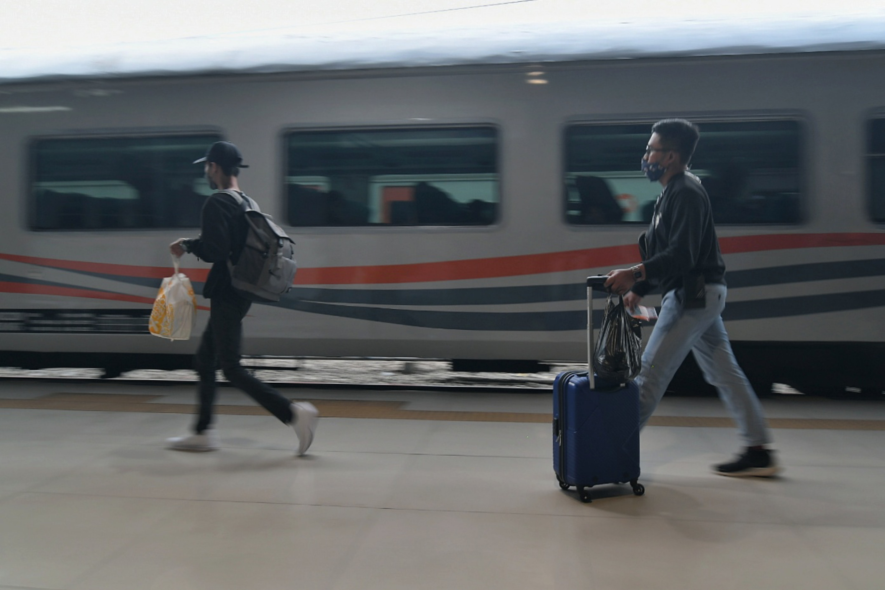 Penumpang bersiap menaiki kereta jarak jauh di Stasiun Pasar Senen, jakarta