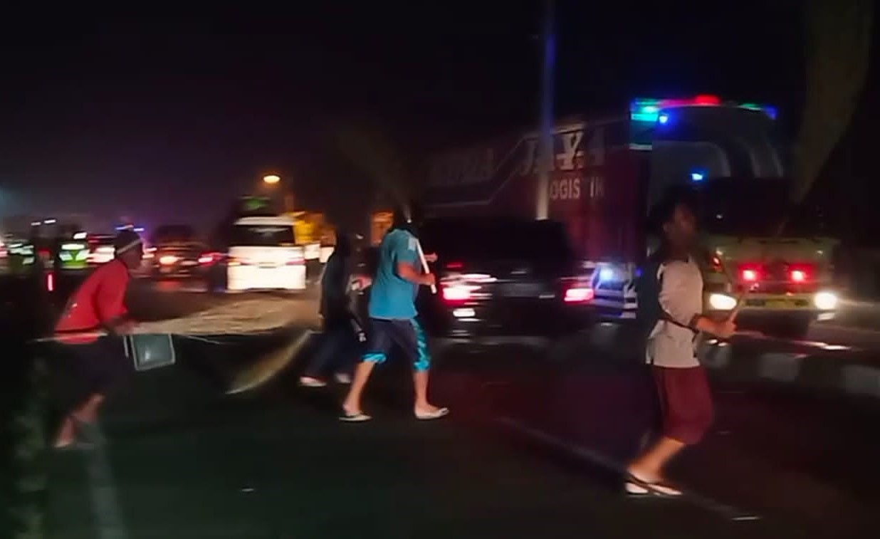 Para pemburu uang receh di jalur pantura Subang-Indramayu berebut uang yang ditabur pengguna jalan menggangu lalulintas ditertibkan