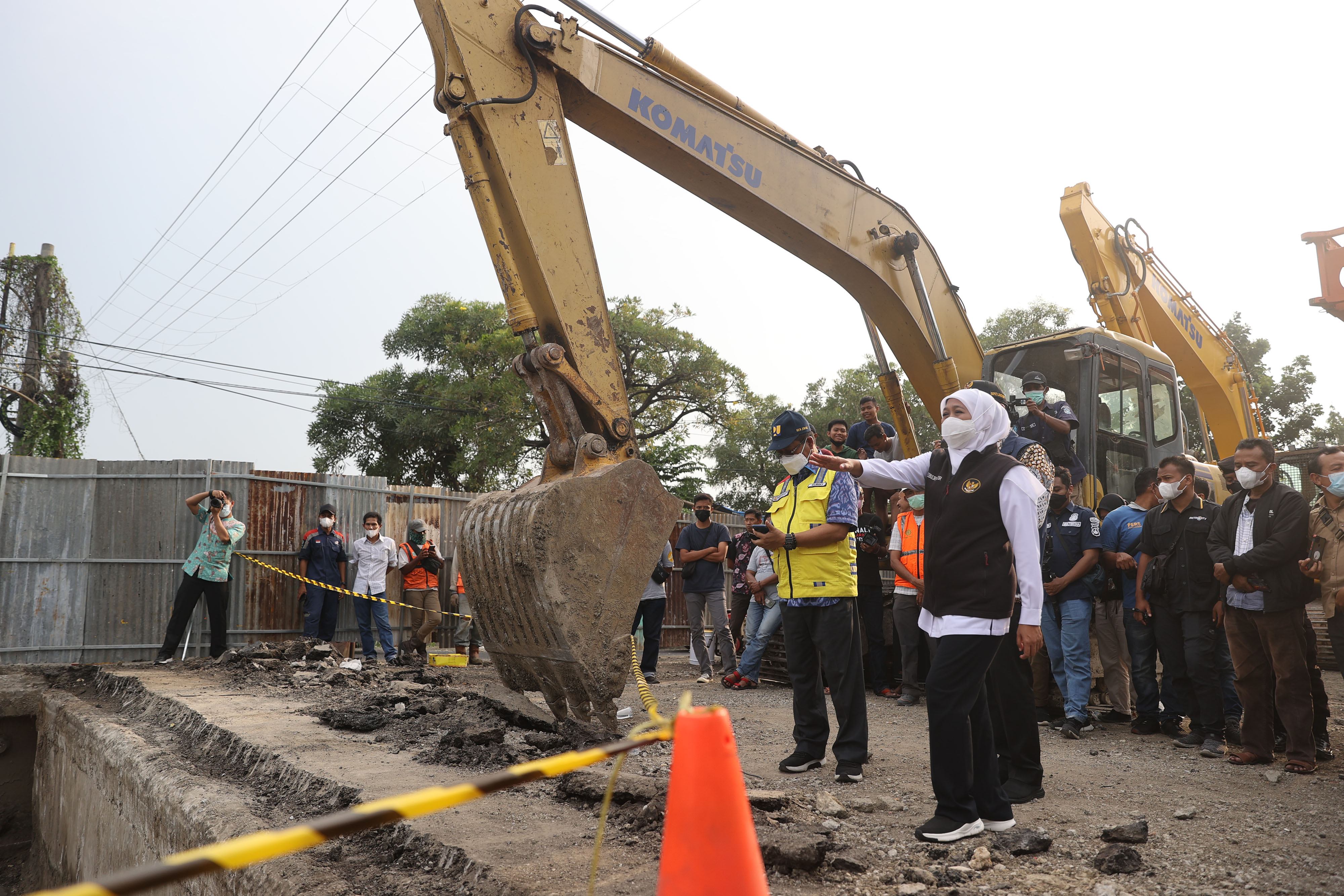 Gubernur Jawa Timur Khofifah Indar Parawansa (kanan) meninjau perbaikan Jembatan Ngaglik di Lamongan, Jawa Timur, Jumat (1/4). 