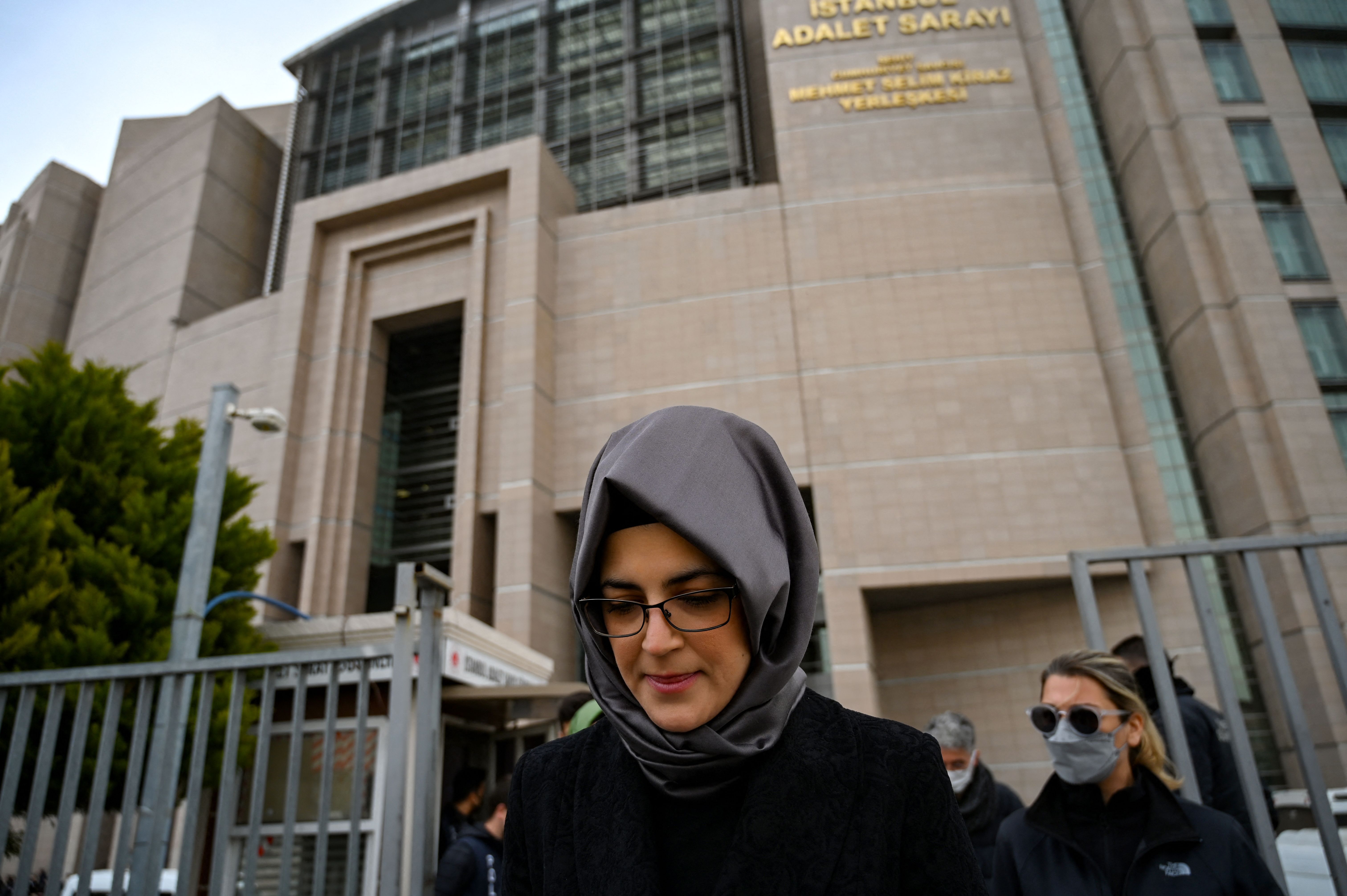 Hatice Cengiz, seorang warga Turki tunangan wartawan Arab Saudi yang terbunuh, Jamal Khashoggi, meninggalkan pengadilan, hari ini.